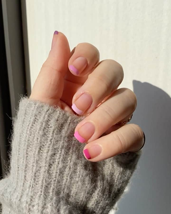 Soniaのインスタグラム：「𝓡𝓸𝓶𝓪𝓷𝓽𝓲𝓬 Frenchies💘 Got a ton of requests for minimal Vday nails so I tried out these cuties. Loooove these colors together😍」