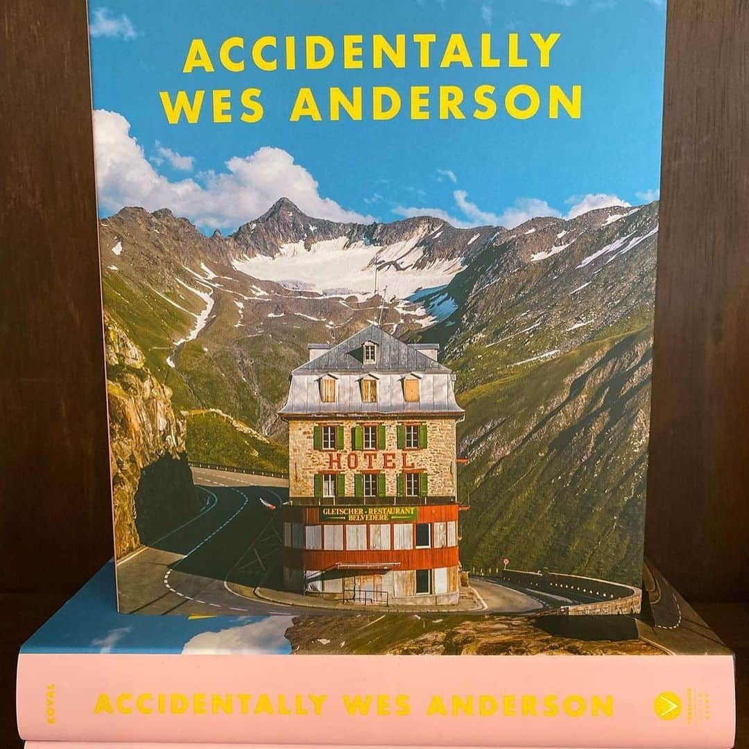 ELLE Brasilさんのインスタグラム写真 - (ELLE BrasilInstagram)「Poucos cineastas contemporâneos têm uma estética tão particular quanto Wes Anderson, diretor de filmes como Os excêntricos Tenenbaums e O Grande Hotel Budapeste. Pensando nisso, o estadunidense Wally Koval começou a guardar imagens de lugares reais que pareciam pertencer aos filmes de Anderson, em uma espécie de lista para suas próximas viagens com a mulher, Amanda. Assim nasceu @accidentallywesanderson, que reuni fotos organizadas por cidades, temas e cores. Em outubro, o projeto saiu do mundo virtual e ganhou uma versão em livro, que foi parar entre os mais vendidos do The New York Times. Na ELLE impressa de dezembro falamos mais dessa e outras novidades culturais. Na galeria, você confere algumas imagens incríveis do perfil. Para saber como assinar a ELLE impressa, clique no link da bio.」1月13日 5時09分 - ellebrasil