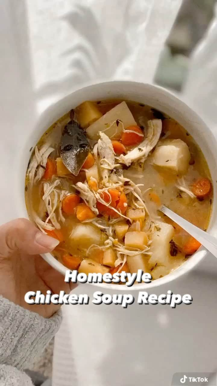 Bianca Cheah Chalmersのインスタグラム：「The Best Homestyle Chicken Soup Recipe. This is my mamas recipe and it’s been my most requested recipe to make, so enjoy. *Note, best served with oven baked warm crusty sourdough bread 🥖 🤤   Ingredients: Olive oil 1 onion  1 tbsp garlic 3 Bay Leaves 3 large stalks celery 3 large carrots 4 golden potatoes  1 turnip 2 parsnips 1 tbsp Worcestishire Sauce 1 tbsp Thyme (fresh is best) Chicken breasts or thighs (I use breast as I only eat this) Low sodium organic Chicken stock filled to just above the vegetables and chicken in the pot  Salt and pepper to taste   Method: Watch the video  #chickenrecipes #chickensoup #recipes #homecooked #chickensouprecipe #healthyrecipe」