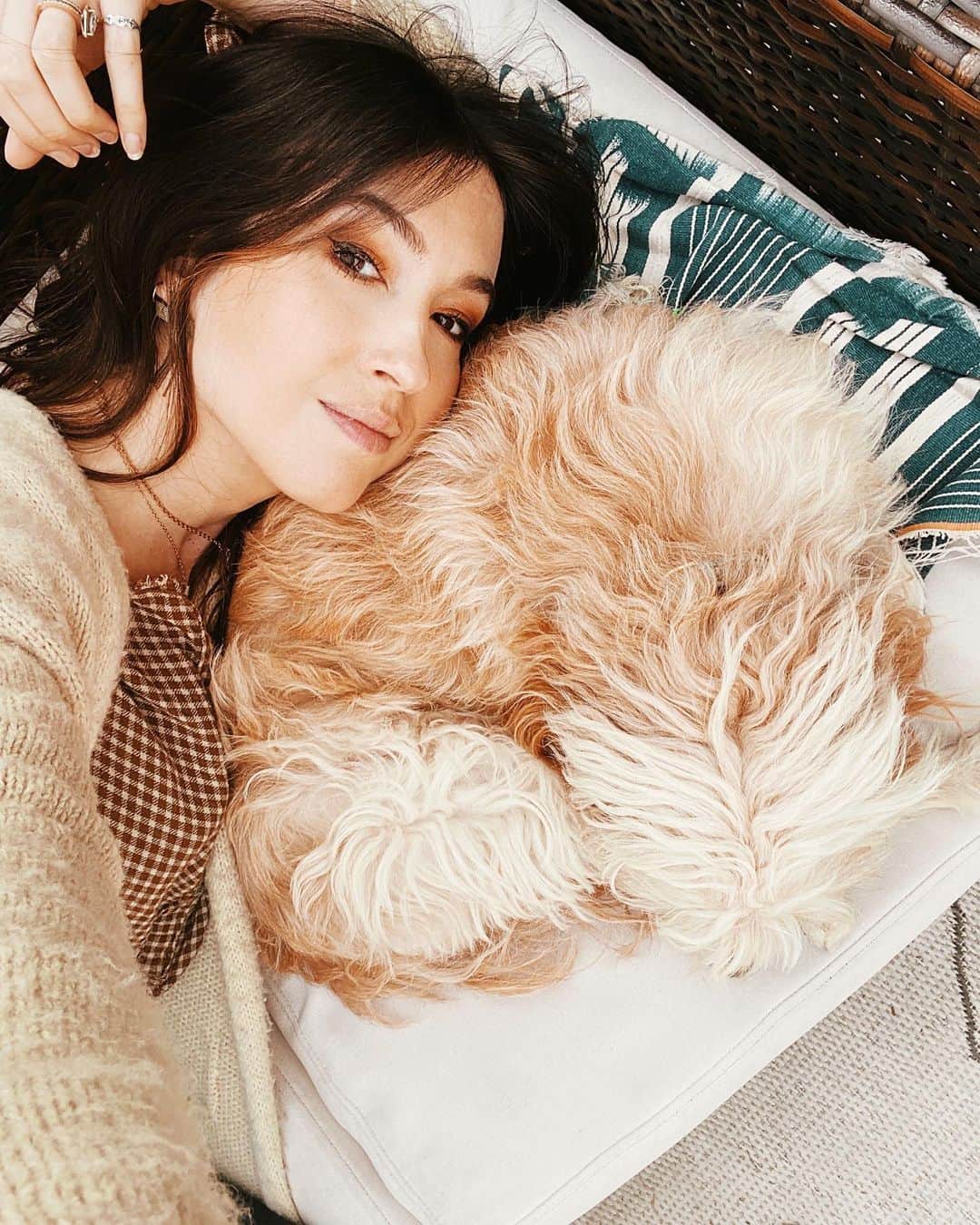 ケイト・ボイージェルのインスタグラム：「I think it goes without saying that the new year has been off to a pretty bizarre and scary start. I’ve spent the past week pretty much doing this and trying not to doomscroll my life away. Hope you’re all hanging in there and taking care of yourselves during these crazy times 💛」