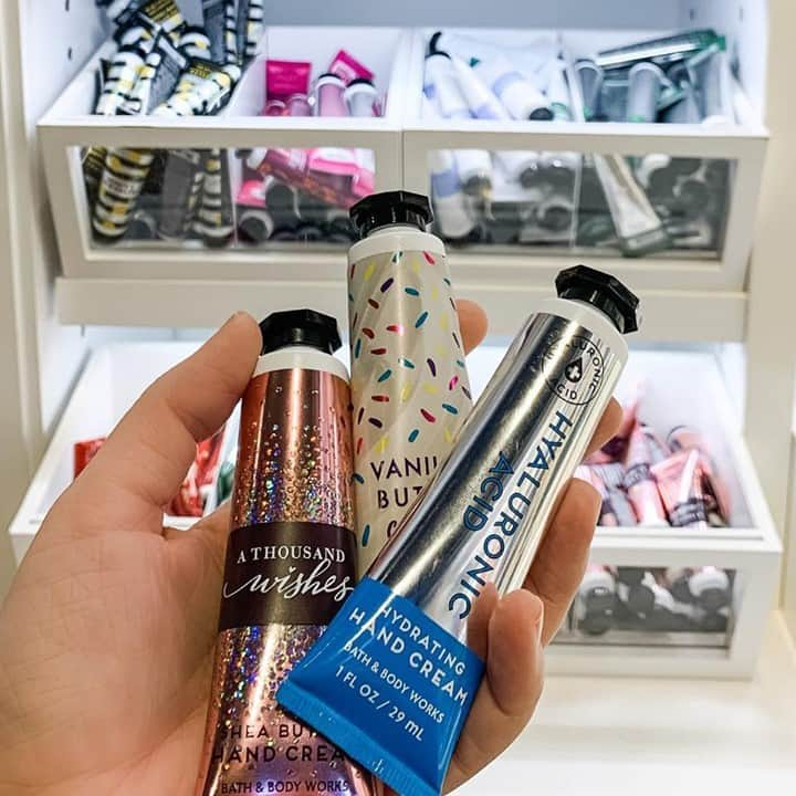 Bath & Body Worksさんのインスタグラム写真 - (Bath & Body WorksInstagram)「☝️,✌️, 3️⃣ ways to give your hands some TLC 🙌」1月13日 5時25分 - bathandbodyworks