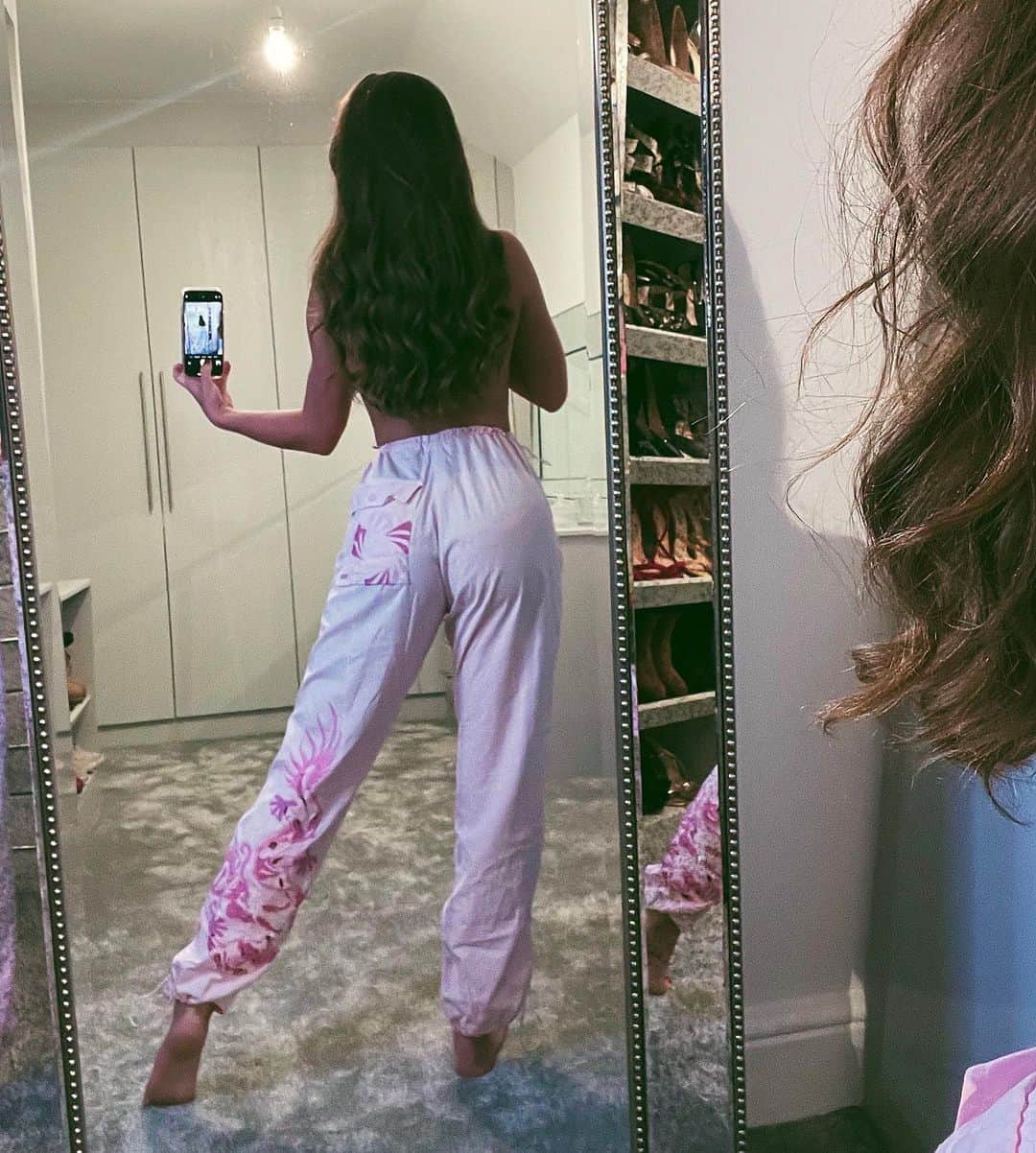 ニッキー・サンダーソンのインスタグラム：「Blast from the past.... found these....  Who remembers Maharishi pants?? 💗  About 20 years old but look brand new ✨  #whatafind #trousers #pants #maharishi #maharishipants #vintage #old #20yearsold #mirrorselfie #belfie #dragon #dragonpattern #pink #wavyhair #longhair #hoarder #blastfromthepast」