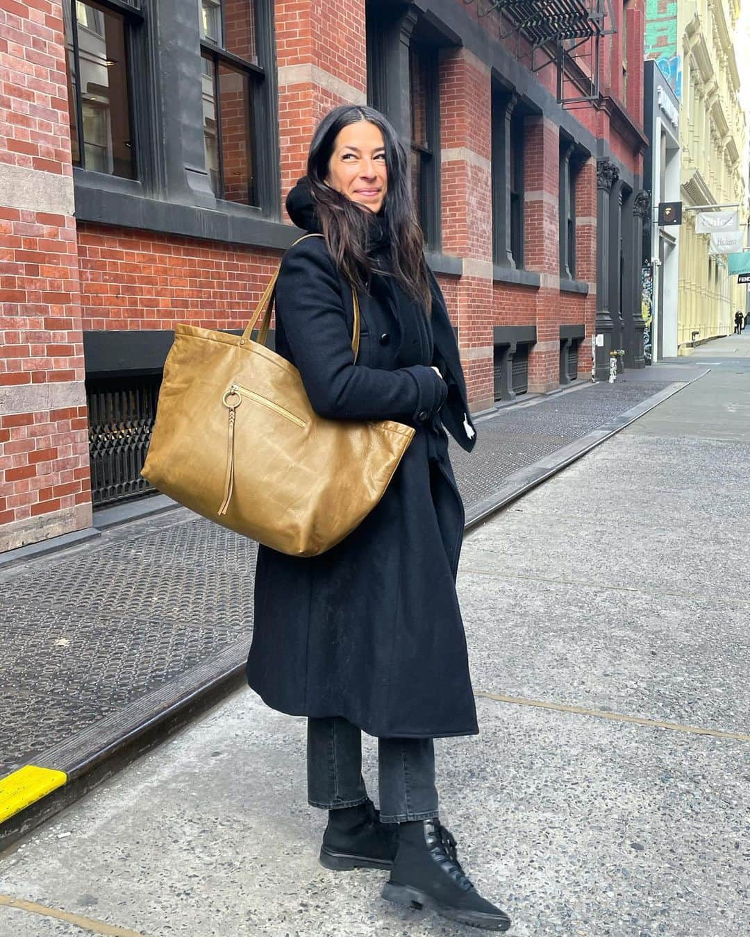 レベッカミンコフのインスタグラム：「Smilin’ because my bag truly holds it all. (If you live in a city & don’t drive a car, we all know totes are the new trunk)」