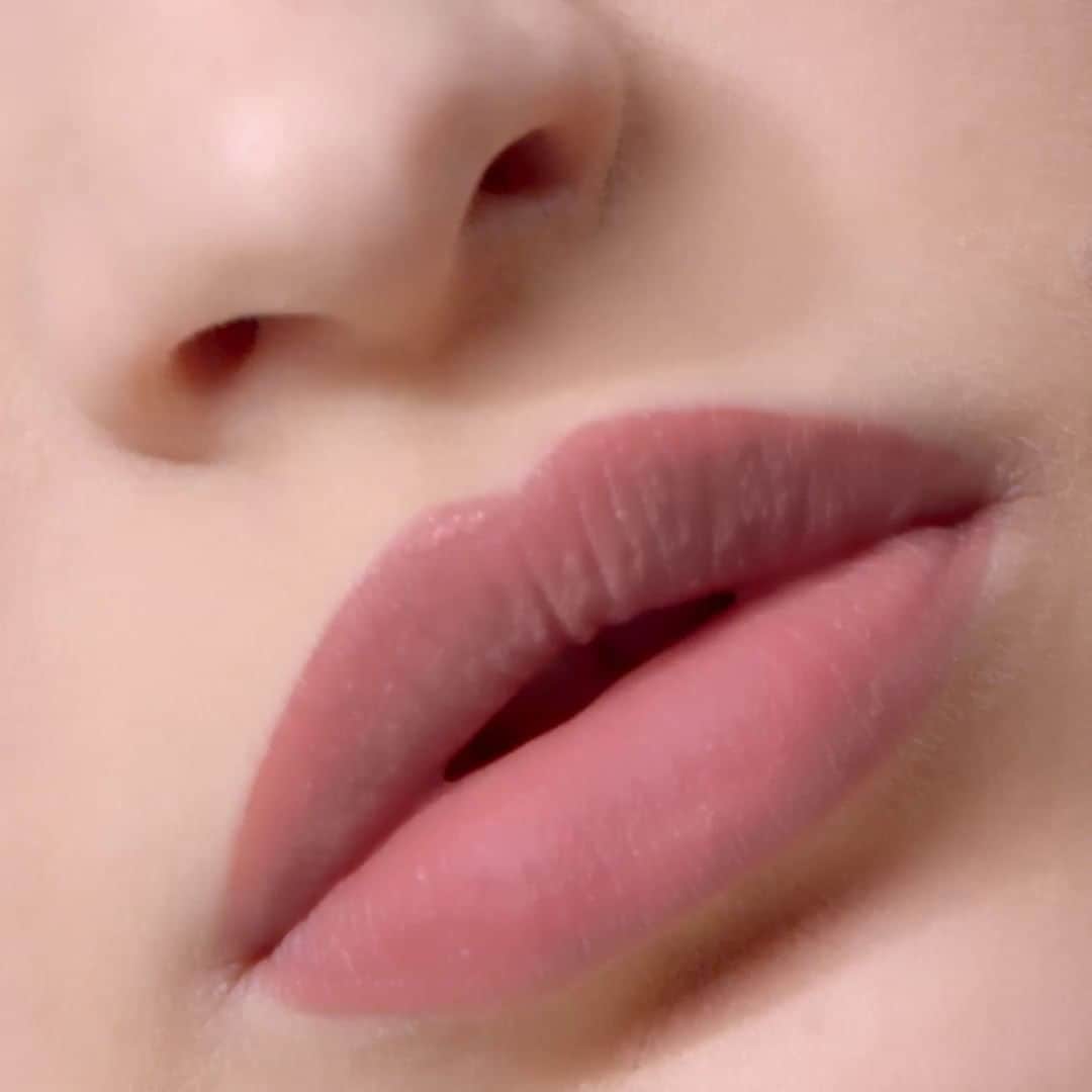 Dior Makeupのインスタグラム：「How to by @peterphilipsmakeup, Creative & Image Director of Dior Makeup: How to get iconic nude matte lips with the new star shade Rouge Dior 100 Nude Look matte? • DIOR CONTOUR 100 Nude Look ROUGE DIOR MATTE 100 Nude Look • #diormakeup #rougedior #wewearrouge」