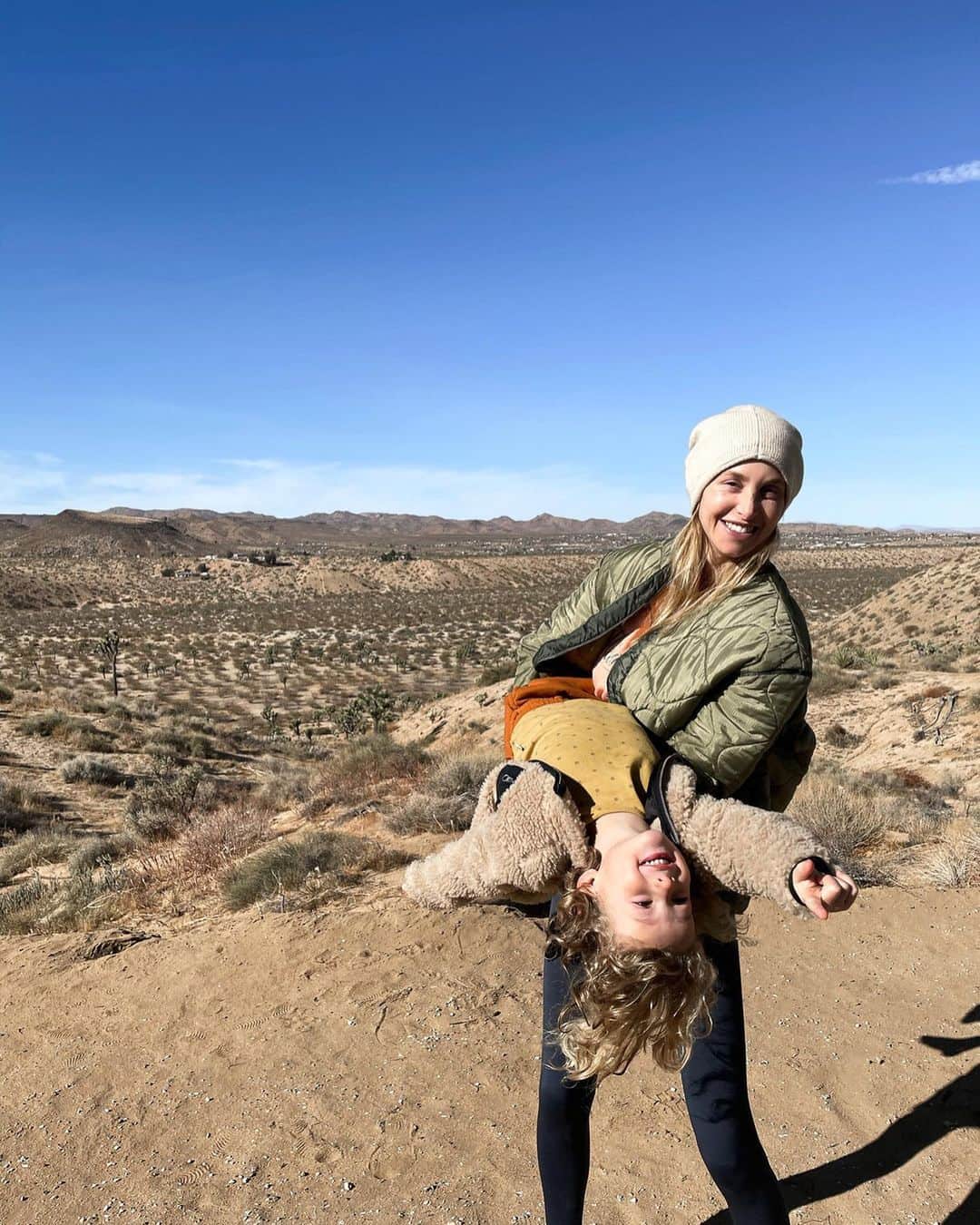 のインスタグラム：「We planned a last-minute trip to Joshua Tree and Sedona. Our quarantine crazy was building up and we needed to get out. We had no idea the country would be thrown into the turmoil we are all watching unfold, but we were able to unplug with best friends @niksnaxx @daoudaleonard and get outside. Not just outside of this sick air b n b, but outside of our everyday lives. The recharge was real...  . . . Also, ICYMI, my conversation with Dr. Goali Bocci Saedi on my podcast #WITHWHIT really helped me set healthy boundaries with my phone. I HIGHLY recommend this listen.」