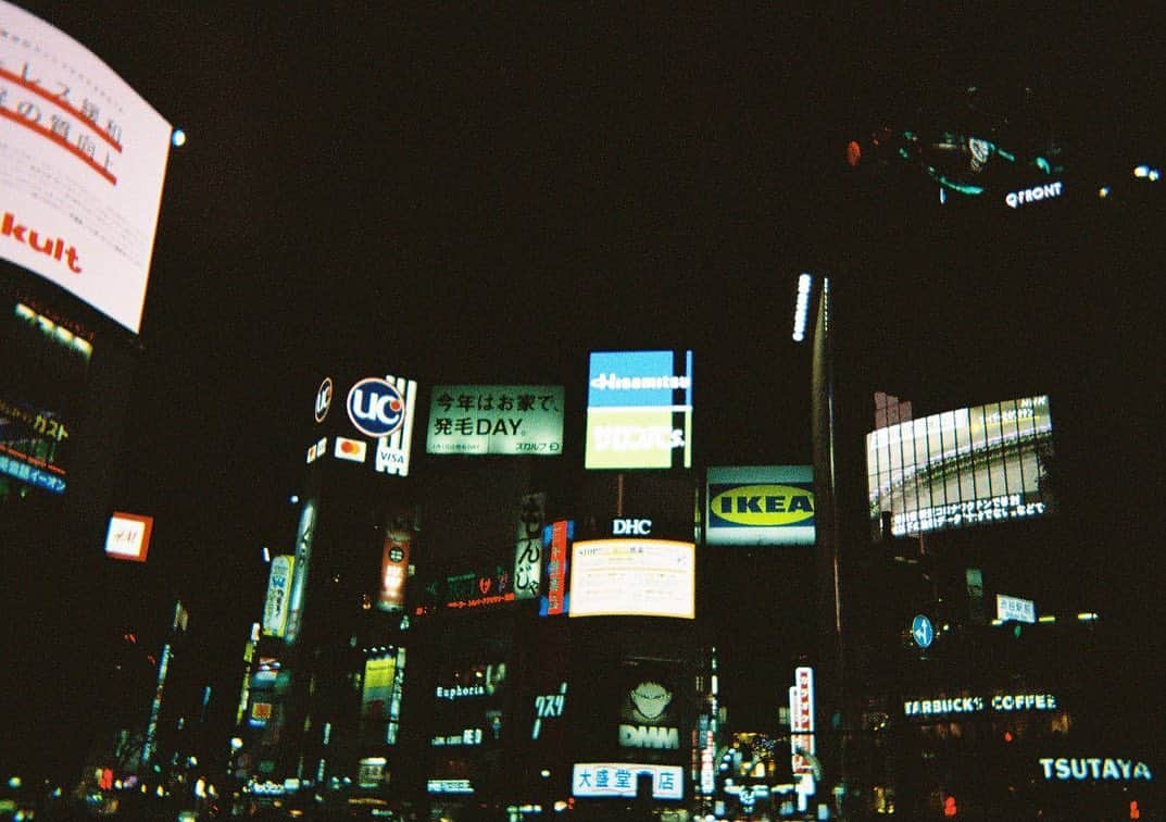 相沢菜々子さんのインスタグラム写真 - (相沢菜々子Instagram)「フィルムカメラ始めました📸 フィルム余ったから自撮りしたけど、スーパーやる気が無さそう笑笑 #kodak #kodakm35」1月13日 5時37分 - nanako_aizawa