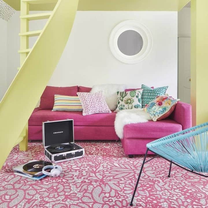 のインスタグラム：「Carpet  Wall-to-wall carpet is a classic for flooring, but these days you have even more options to bring the durability and comfort of carpet into your home. Among some choices, carpet tiles and planks are popular with a few reasons: (1) Carpet tiles and planks allow you to mix and match patterns and colors (2) You can change only the portion got stained or dirty without replacing all floors (3) It is easier to do DIY with carpet tiles and planks.  Photos: https://www.flor.com/ 壁から壁まで一面に敷き詰めるカーペットはフローリングの代表格ですが、最近ではカーペットの耐久性と快適さを家のデザインにできるさらに多くのオプションがあります。いくつかの選択肢の中でも、カーペットタイルはいくつかの理由で人気があります：（1）カーペットタイルはパターンと色を組み合わせることができる（2）すべての床を交換せずに汚れた部分だけを変更できる（3 ）カーペットタイルはDIYが簡単。 #hawaiiinteriordesigner #interiordesignhawaii #designtrends #carpettile #flor #interiorlovers #stylishlifestyle #beautifulspace #ハワイインテリアデザイン #インテリアデザイン好き #カーペット #カーペットタイル」