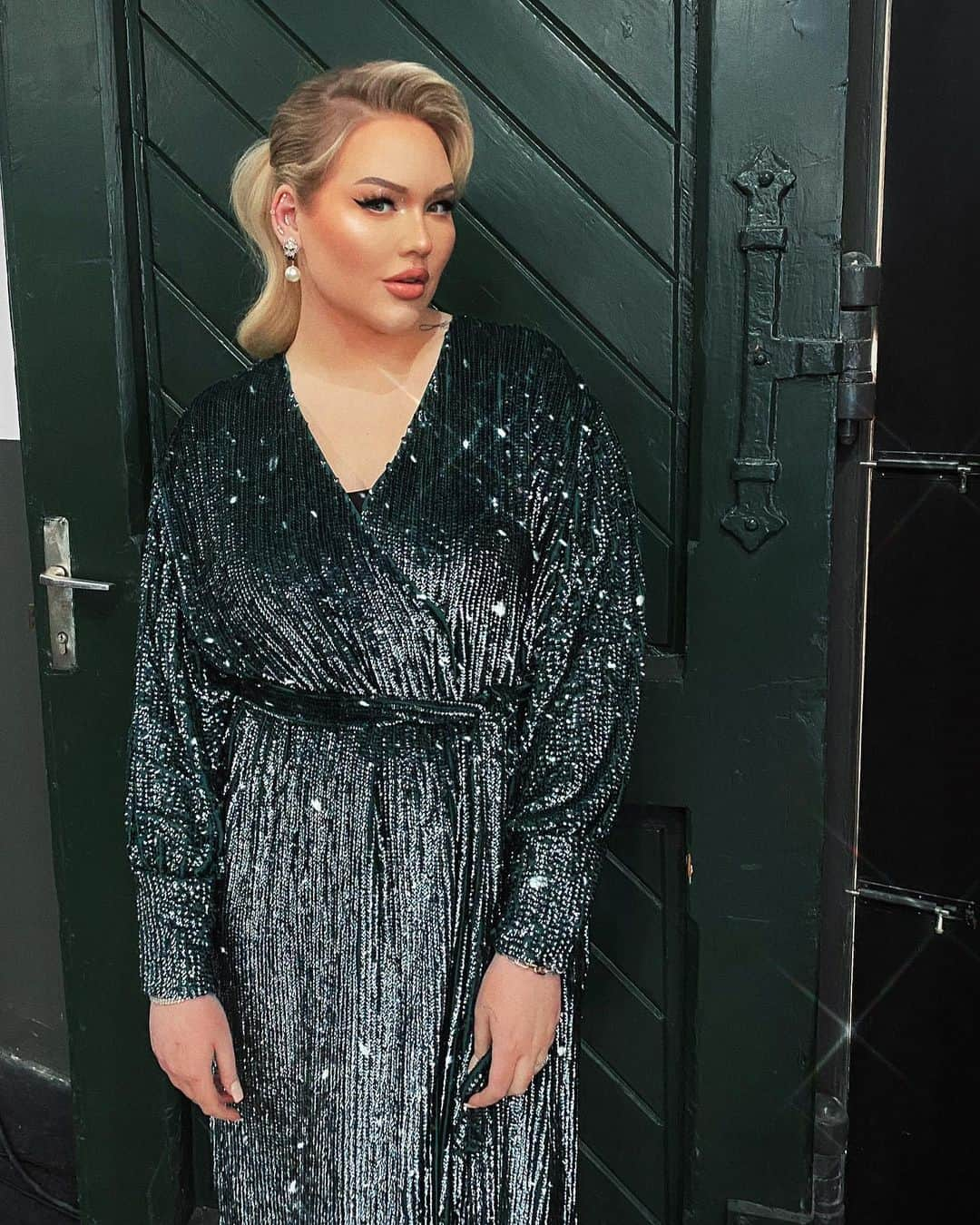 NikkieTutorialsさんのインスタグラム写真 - (NikkieTutorialsInstagram)「I wanted to wear something casual today... obviously I succeeded 😅✨✨」1月13日 5時37分 - nikkietutorials