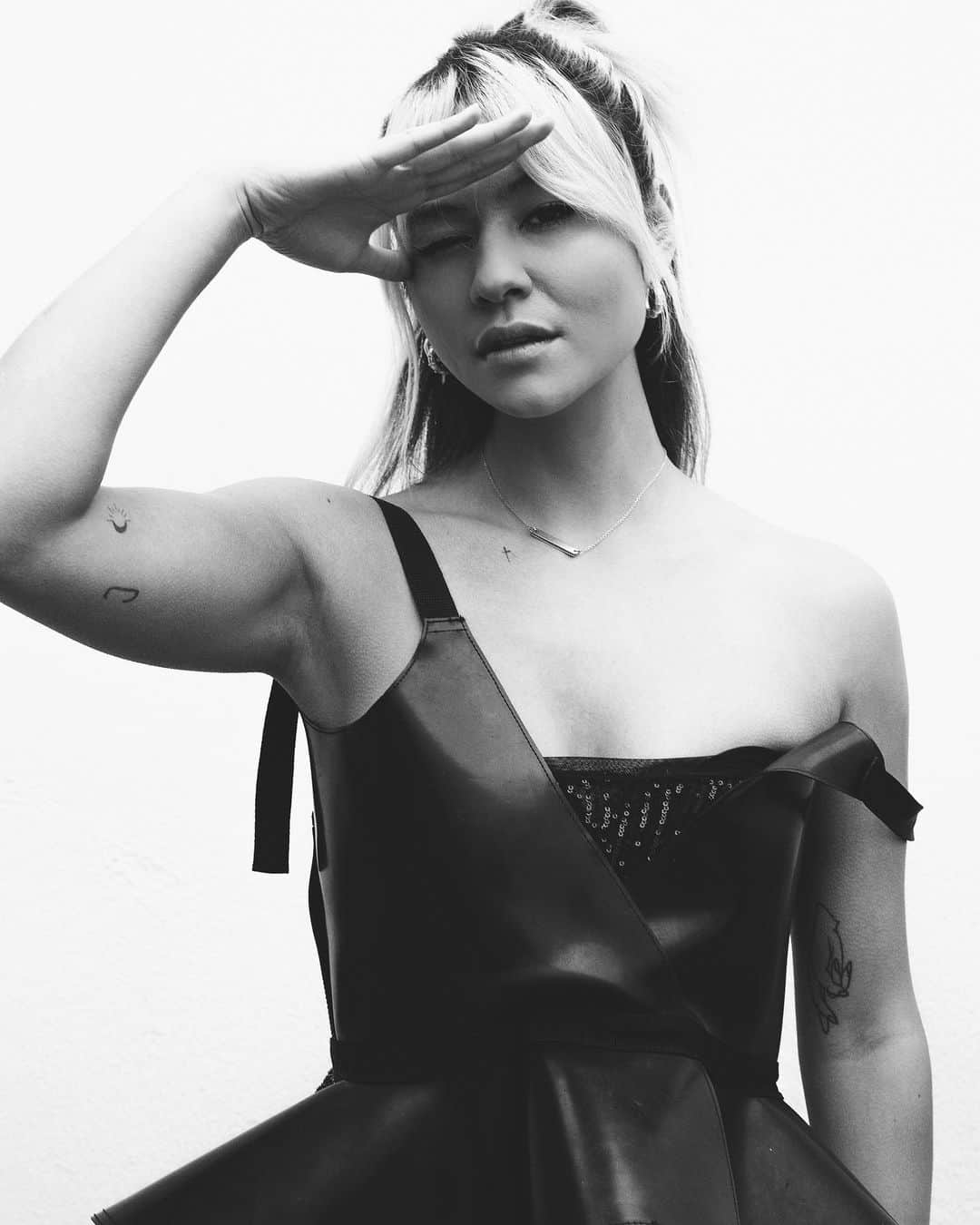 Mali-Koa Hoodのインスタグラム：「Everyday on the look out for silver linings! The only way out is through! Keep going! I see more music and sweet friends of gold on the horizon 🥲🥲🥲🥲🥲 Sending love to u all listening across the 🌎」