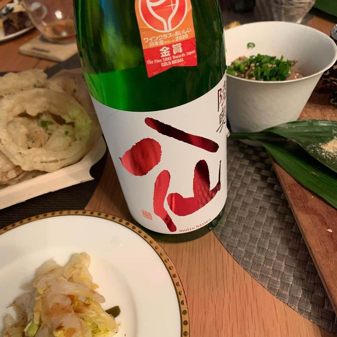 齊藤美絵さんのインスタグラム写真 - (齊藤美絵Instagram)「パネットーネ研究会。  あるきっかけから、 竹田でいつもお世話になっている シェフの方達と イタリアの伝統焼菓子 パネットーネを知ろうと。  一品持ち寄る ポットラックスタイルで と伝えたら、 “逸品”がいくつも集まり、 なんだかとても贅沢な時間に。  パネットーネは、 パネットーネ乳酸菌が糖を 発酵させて膨らむので、 まるでヨーグルトのような香り。 大きく入った氣泡。 独特の生地の食感。 練り込まれたシトロンピールや レーズンなどの具材。  3種を食べ比べながら その特徴を味わいました。  何かが誕生するかもしれないし 何かのヒントに なるかもしれない。  圧倒的な行動力、 食への情熱、繊細さ、 パネットーネを通じて 皆さんの想いも伺うことが 出来て、ありがたいヒトトキ。  竹田は、飲食店が多くは ありませんが、 こだわりと愛を持ってやっている シェフがいらっしゃいます。  そういう方々に出逢えたこと、 その味を頂けることが とてもありがたいです。  今年もどうぞよろしくお願い致します🍽✨  *********** パネットーネとは？！ と思われた方は、こちらを↓ パネットーネ・ソサエティ https://panettonesociety.org/  #大分　#竹田　#oita #taketa #パネットーネ　#マンダリンオリエンタル東京 #パネットーネクラシコ　#イタリア　#伝統菓子　#陸奥八仙　#チョロギ　#フードマエストロ　#foodmaestro #ツタエルヒト。」1月13日 5時46分 - saitomie