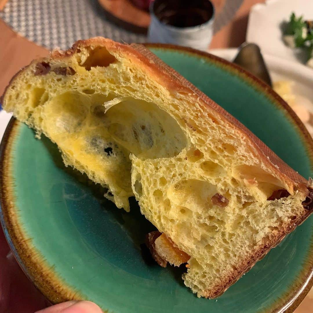 齊藤美絵さんのインスタグラム写真 - (齊藤美絵Instagram)「パネットーネ研究会。  あるきっかけから、 竹田でいつもお世話になっている シェフの方達と イタリアの伝統焼菓子 パネットーネを知ろうと。  一品持ち寄る ポットラックスタイルで と伝えたら、 “逸品”がいくつも集まり、 なんだかとても贅沢な時間に。  パネットーネは、 パネットーネ乳酸菌が糖を 発酵させて膨らむので、 まるでヨーグルトのような香り。 大きく入った氣泡。 独特の生地の食感。 練り込まれたシトロンピールや レーズンなどの具材。  3種を食べ比べながら その特徴を味わいました。  何かが誕生するかもしれないし 何かのヒントに なるかもしれない。  圧倒的な行動力、 食への情熱、繊細さ、 パネットーネを通じて 皆さんの想いも伺うことが 出来て、ありがたいヒトトキ。  竹田は、飲食店が多くは ありませんが、 こだわりと愛を持ってやっている シェフがいらっしゃいます。  そういう方々に出逢えたこと、 その味を頂けることが とてもありがたいです。  今年もどうぞよろしくお願い致します🍽✨  *********** パネットーネとは？！ と思われた方は、こちらを↓ パネットーネ・ソサエティ https://panettonesociety.org/  #大分　#竹田　#oita #taketa #パネットーネ　#マンダリンオリエンタル東京 #パネットーネクラシコ　#イタリア　#伝統菓子　#陸奥八仙　#チョロギ　#フードマエストロ　#foodmaestro #ツタエルヒト。」1月13日 5時46分 - saitomie