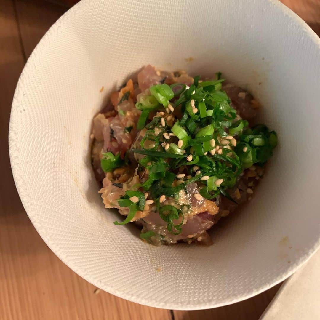 齊藤美絵さんのインスタグラム写真 - (齊藤美絵Instagram)「パネットーネ研究会。  あるきっかけから、 竹田でいつもお世話になっている シェフの方達と イタリアの伝統焼菓子 パネットーネを知ろうと。  一品持ち寄る ポットラックスタイルで と伝えたら、 “逸品”がいくつも集まり、 なんだかとても贅沢な時間に。  パネットーネは、 パネットーネ乳酸菌が糖を 発酵させて膨らむので、 まるでヨーグルトのような香り。 大きく入った氣泡。 独特の生地の食感。 練り込まれたシトロンピールや レーズンなどの具材。  3種を食べ比べながら その特徴を味わいました。  何かが誕生するかもしれないし 何かのヒントに なるかもしれない。  圧倒的な行動力、 食への情熱、繊細さ、 パネットーネを通じて 皆さんの想いも伺うことが 出来て、ありがたいヒトトキ。  竹田は、飲食店が多くは ありませんが、 こだわりと愛を持ってやっている シェフがいらっしゃいます。  そういう方々に出逢えたこと、 その味を頂けることが とてもありがたいです。  今年もどうぞよろしくお願い致します🍽✨  *********** パネットーネとは？！ と思われた方は、こちらを↓ パネットーネ・ソサエティ https://panettonesociety.org/  #大分　#竹田　#oita #taketa #パネットーネ　#マンダリンオリエンタル東京 #パネットーネクラシコ　#イタリア　#伝統菓子　#陸奥八仙　#チョロギ　#フードマエストロ　#foodmaestro #ツタエルヒト。」1月13日 5時46分 - saitomie