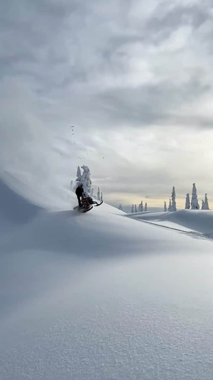 のインスタグラム：「if we could do literally anything as well as @loganpehota flips a snowmobile we'd be happy 😅   #redbull #givesyouwiiings #snowmobile #backflip #snow #mountain」