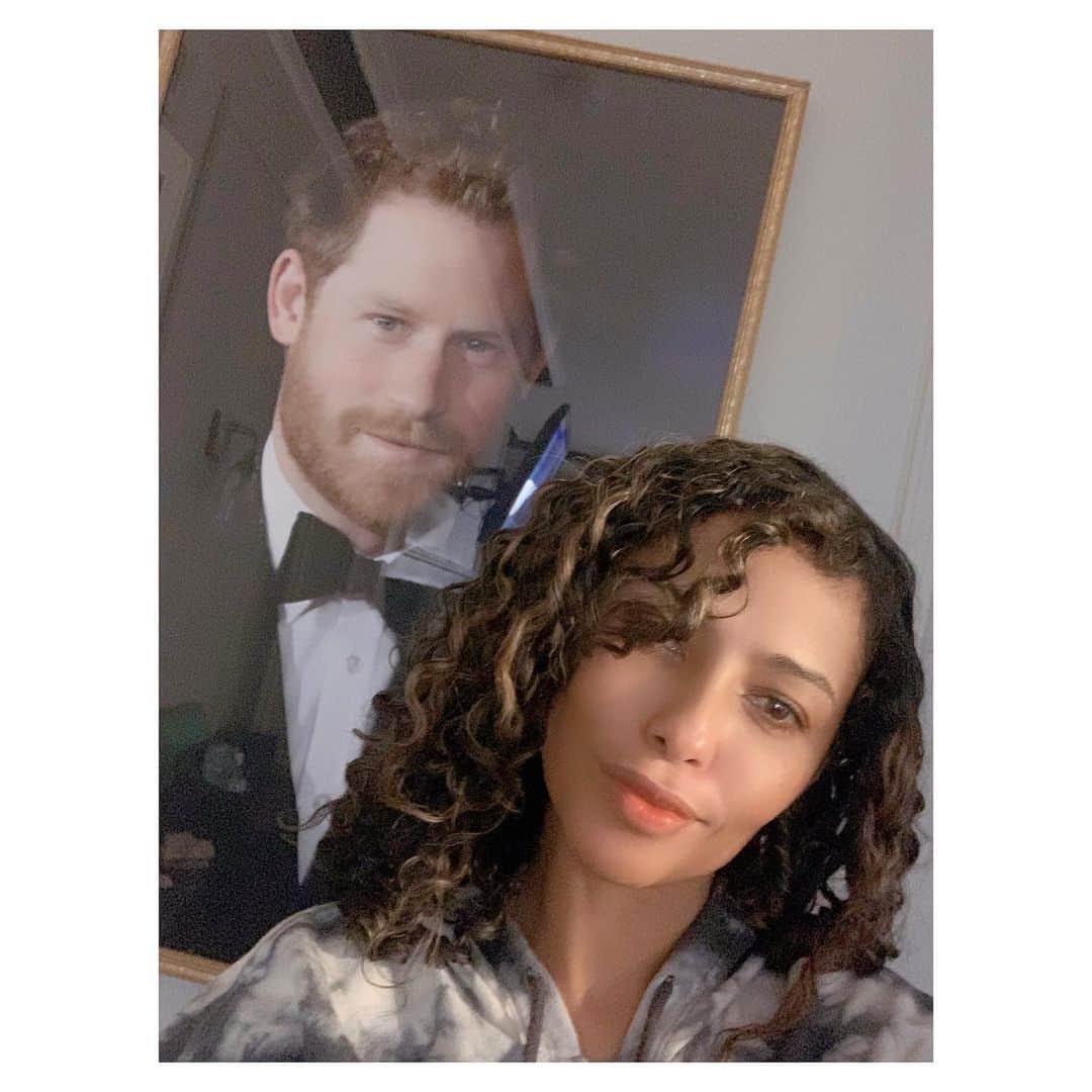 ジーン・トリプルホーンのインスタグラム：「This is what my mandatory #covid-19  quarantine looks like! Never would I have thought I would spend the beginning of #2021 quarantining with #princeharry lol 😂 but neither did I I think I would be watching #whitesupremacists takeover the #capitol !!! On the upside, I am quarantining so that I can start my newest #television project #happynewyear #instagram #family  Let’s hold each other up in these tumultuous times, let’s keep creating, let’s keep going!! #loveconquershate #instagood」