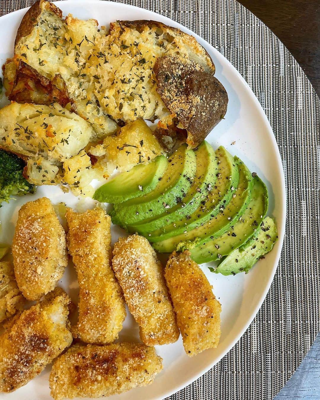 Sascha Barbozaのインスタグラム：「Fish Sticks-Palitos de pescado! Esta receta quedó súper rica! Recomiendo 100 % y es ideal para niños!.  Ingredientes.  Sal y pimienta negra.  Pescado blanco firme, como bacalao, cortado en palitos/bastones.  Mezcla de harinas: mezcle 1/4 de taza de harina de coco, media taza de harina de casabe y 1/2 scoop de mi proteína sin sabor -unflavored. Si no tienes simplemente incrementa la cantidad de harina de coco.  Ajo en polvo.  Pan rallado; Pueden usar pan integral tostado y pasarlo por un procesador, yo use una mezcla que imita el pan rallado bajo en carbohidratos en Amazon. Hay muchas versiones de panko y pan rallado gluten Free, integral etc.   Perejil seco (opcional; pueden condimentar con especias de su preferencia, pueden ser más asiáticas, mexicanas, lo que les guste).   3 huevos batidos.  Aceite de oliva.  Precalentar el horno a 400 grados F.  Pica el pescado en bastones, busca tres platos hondos uno para la mezcla de harinas, otro para el pan y otro para los huevos, condimentar la mezcla de harinas con las especias, sal, ajo en polvo, haz lo mismo con el pan rallado si ya no viene condimentado.   Pasa cada bastoncito de pescado primero por la harina, retira el exceso, luego por el huevo, luego por el pan. Un paso extra que yo hice que no es necesario si no quieren es pasar primero los bastoncitos una vez empanados por una sartén con un poquito de aceite de oliva, lo dore de cada lado, no lo cocine por completo solo deje que dorara, luego puse todos los bastoncitos en la bandeja y se hornea aproximadamente 10 minutos. Ve chequeando porque puede variar dependiendo del horno.  Acompañe la comida con una porción de brócoli, papas, que previamente hervida con piel y todo, luego las puse en una bandeja con un poquito de aceite de oliva, las aplaste ligeramente, condimenté con un poquito de aceite de oliva, sal rosada, pimienta, perejil, ajo y un toque de parmesano, se hornea a la misma temperatura que el pescado como por 15 minutos. Y una porción de aguacate, aproximadamente 80 g.  Esta es una comida bien completa, contiene los tres macro nutrientes, además contiene fibra, micro nutrientes importantes, es una comida balanceada, fit y deliciosa!」