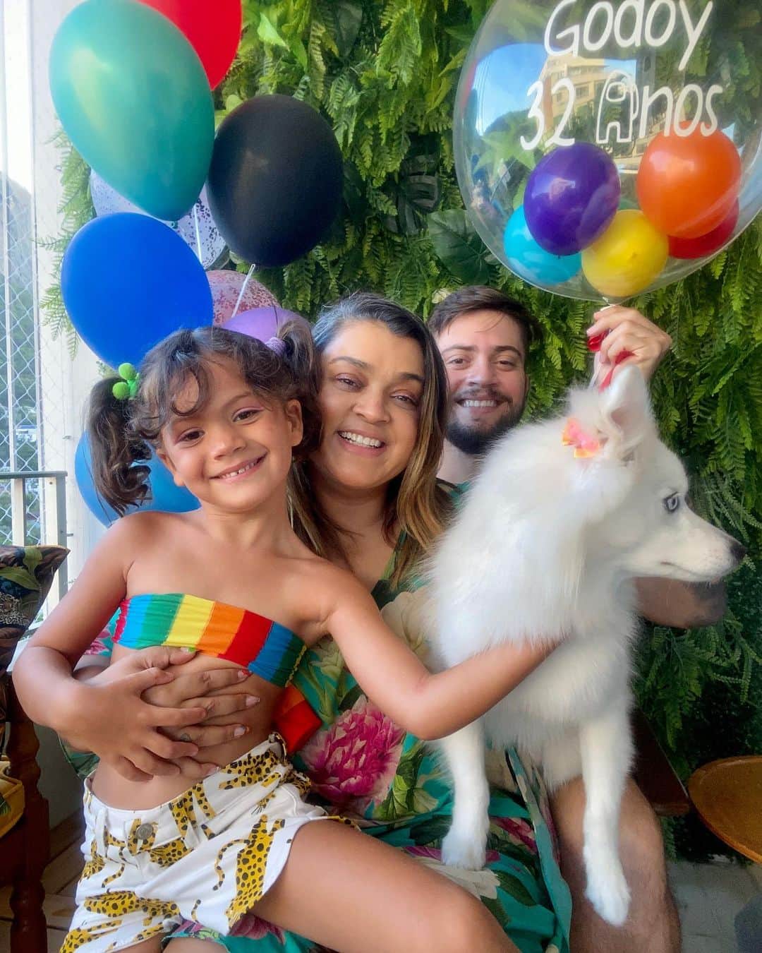 のインスタグラム：「Não foi fácil fazer a foto kkkkk mas conseguimos !!! Aniversário do vovô @rodrigogodoy_ a festa foi maravilhosa aliás tá sendo nos 4 juntos somos imbatíveis!!! teve bolo, sorvete , jogo,  muita chamada de vídeo, teve make, looks, dança  e muito muito muito amor !!! #godoy32anos #godoy32」