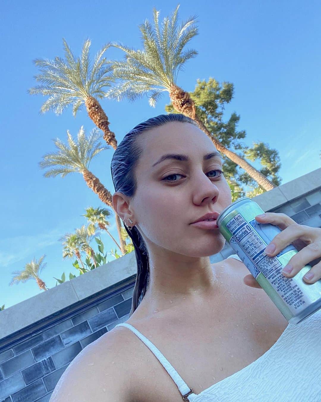 Camden Scottのインスタグラム：「Day 12 of Dry January and I’m still holding strong...shockingly. How’s everyone else holding up? Are we staying dry or have we gotten a little damp?  Jan 6 felt impossible not to drink but powered through it and my anxiety was thankful for that.  Spent the weekend in Palm Springs and wanted to day drink so badly.  Got some incredible news Saturday and wanted to celebrate but instead did so with sparkling water. Inauguration Day is going to be really difficult not to celebrate so wish me luck.」