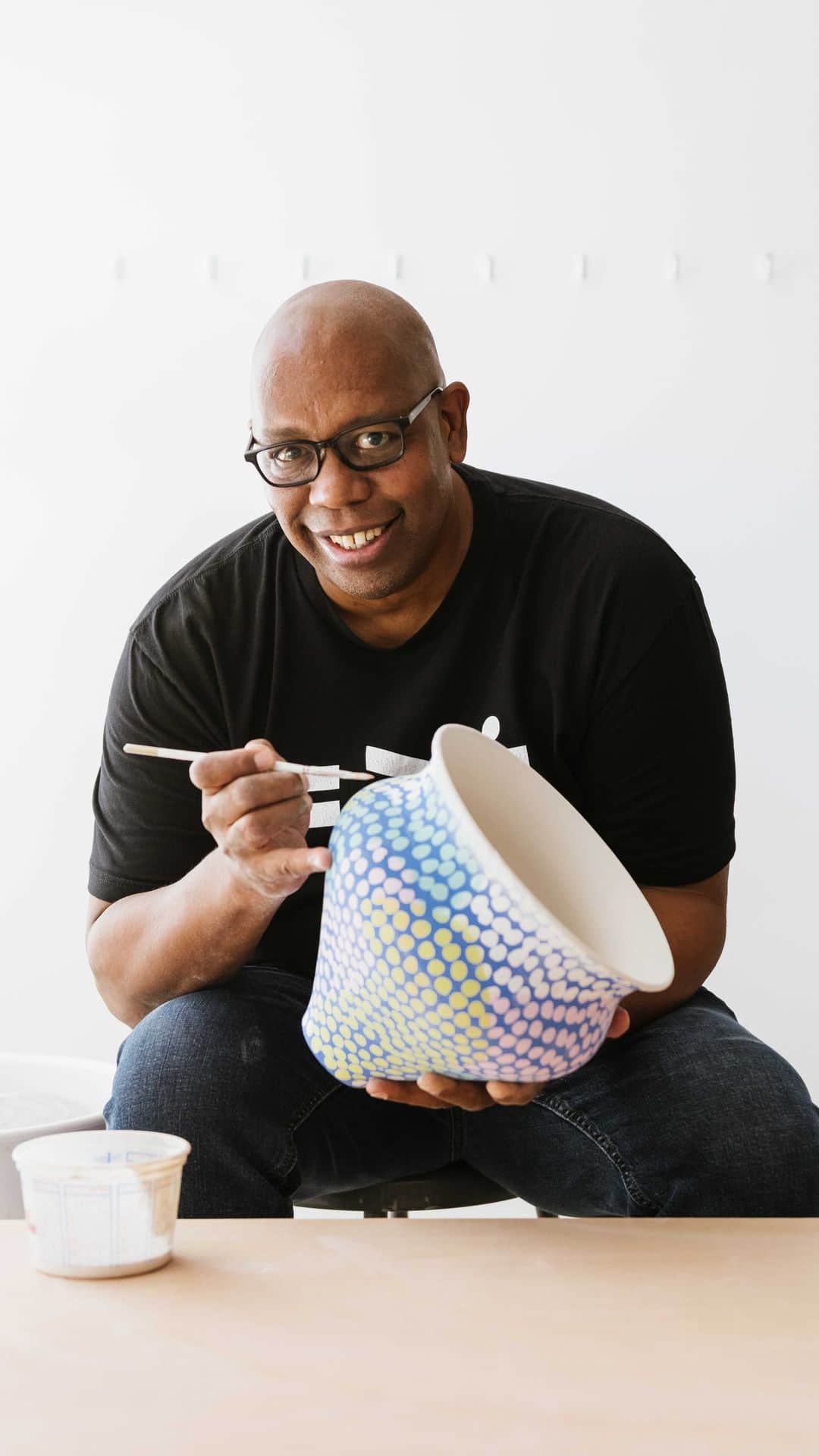 のインスタグラム：「Ceramicist Kyle Lee started his small business, @ceramicmeltdown, by selling hand-painted vases outside of his apartment. Now, as a maker in the #WestElmLOCAL program, he sells his colorful, eye-catching designs through westelm.com.  - In the spirit of Dr. Martin Luther King Jr.’s vision, this week we’re donating 50% of proceeds from all #WestElmLOCAL designs to the @15percentpledge, an organization dedicated to increasing representation for Black-owned businesses, now through 1/18. Tap the link in our bio to shop Kyle’s designs and all #WestElmLOCAL products.」
