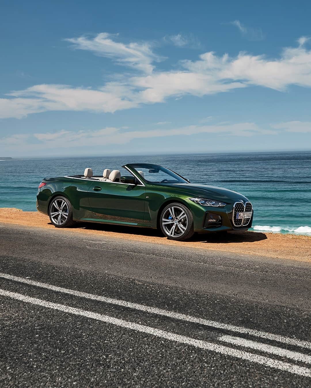 BMWのインスタグラム：「Let the sunshine in your heart. The all-new BMW 4 Series Convertible. #THE4 #BMW #4Series」