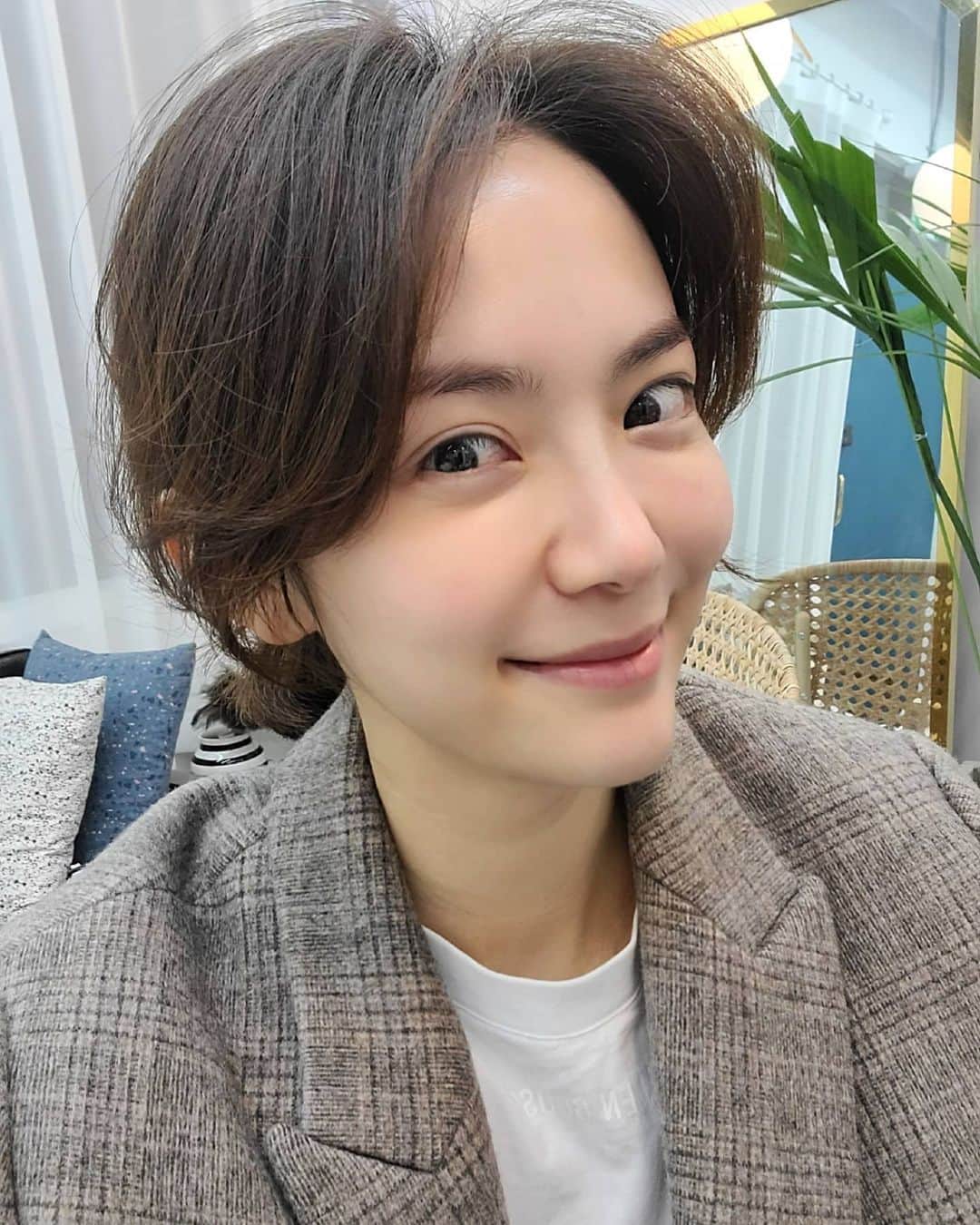 ユ・ハナのインスタグラム：「밤새 넷플릭스 정주행으로 생긴 다크 다크 쏘~다크한 다크써클도 잡아준다는, 네이버쇼핑 아이패치 1위의  빈틈없는 골드아이패치 마지막날🎶  건조한건 진짜 주름에 최악이에요😱 다크서클은 안피곤한데 자꾸 피곤하냐고 잠못잤냐고 어디 아프냔소리듣죠😭  딱풀처럼 딱 붙어서  움직임에 방해도 안주고  오래붙히면 되려 건조해지는 마스크팩들과 다르게 붙힌거 잠시 잊어도 되는♡  100%에센스겔이 피부온도에 서서히 피부속으로 침 to the 투!!!  마지막 날의 최저가 혜택으로, 탱탱하고 환한 눈가까지 겟 하세요💋  @fromhana111」