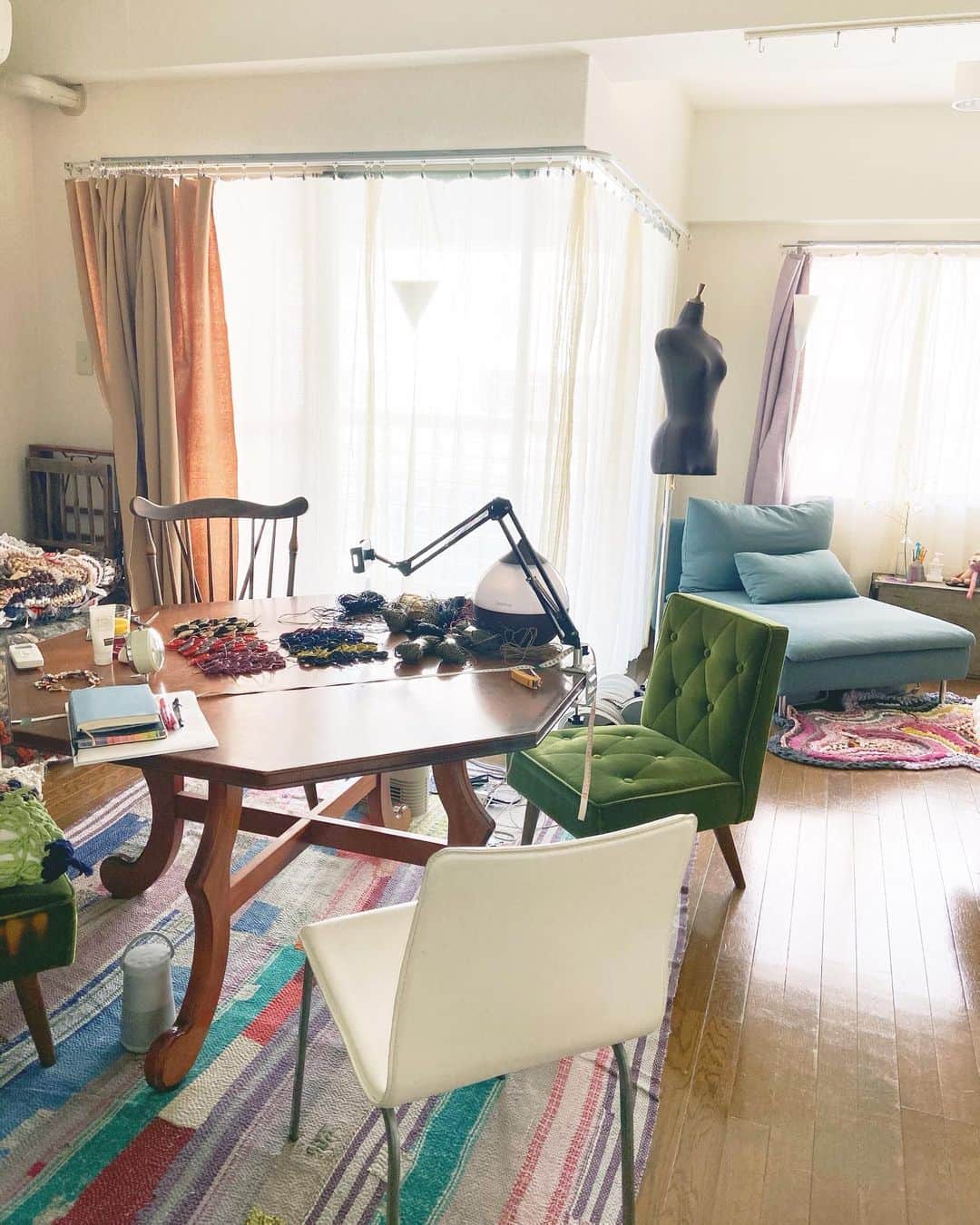 蓮沼千紘さんのインスタグラム写真 - (蓮沼千紘Instagram)「今日のアトリエ。2021/01/13  ポカポカですね🌞  #atelier #knittingstudio  #aneddy #chihirohasunuma  #knitwork #handwork #yarn #room #home #interior#interiordesign #livingroom #livingroomdecor #homedreaming #colorfulinterior#cozyroom #apartmenttherapy#interiorstyling」1月13日 11時36分 - knitchihiro