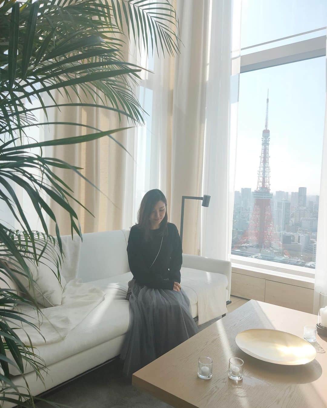 伊藤春香さんのインスタグラム写真 - (伊藤春香Instagram)「インスタライブのお知らせ  1月15日（金）20時から ※30分から1時間  BABYHUG（ベビーハグ） @babyhug_official  の発売日に合わせて インスタライブをすることにしました。  テーマは 「想いと経験を仕事に変えるために」です。  わかりやすくするために 仕事、と略しましたがここでいう仕事、 とは単にお金を稼ぐ方法というわけではなく、  「自分の人生で得た経験、感じた想いを 誰かを癒やし、救うことに生かしていこう」  というビジョンの部分を軸にしています。  自分が信じる活動を持続可能なものにするためには、 それをちゃんと社会に接続させて、 お金を生む「仕事」にすることも大切ですが、  お金に換える方法というよりは 想いを形にするための行動という 切り口でお話したいと思っています。  今回は、私が、どういう経緯、想いで 「ベビーハグ」を企画したか、 自分の生活の中のどういう不満を、 商品にどう結びつけたかなどの話を しますので、  育児に限らず、今、ご自身の人生で、 何かしらの不満・不安・不便、理不尽を 感じている方、それらの解決を 今後何かしらの行動に変えていきたい 方のためのヒントになれば嬉しいです。  今回も、アーカイブは残しますので、 リアルタイムで見れない方も、 よかったら、ご都合の合う時に、BGM活用 してください。  #ベビーハグ #BABYHUG #インスタライブ　 #告知 #好きを仕事に #子育てママ #育児 #仕事 #仕事術」1月13日 11時36分 - ha_chu