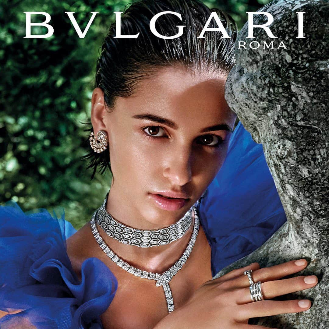 ナオミ・スコットのインスタグラム：「Feels weird to post about work right now, but I think it’s still important to celebrate the things we’re excited about. I’m really proud to be a part of @bulgari’s new #maitroppo campaign and to be a part of this big Italian family. We shot this in Rome last year and it’s crazy to think how I took travel for granted at the time. Sending love to everyone hunkering down at home, especially here in chilly UK. Stay safe guys. ❤️❤️❤️」