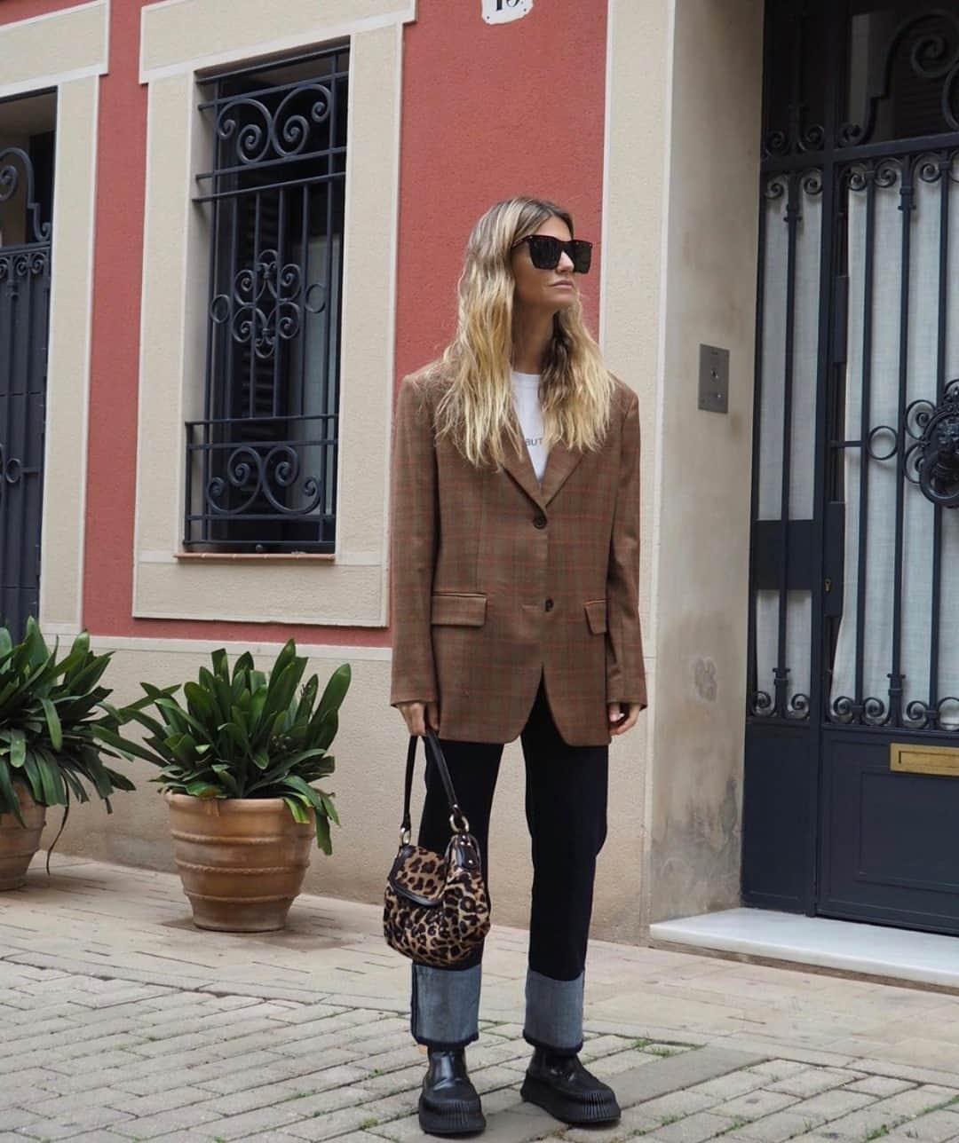 アドリアーノゴールドシュミットのインスタグラム：「Current Uniform: Blazers + Boots + Blue Jeans // @patriciasanes_ wears the Tomas Baggy Straight Jeans. Link in bio to shop her style. #AGirlInAG」