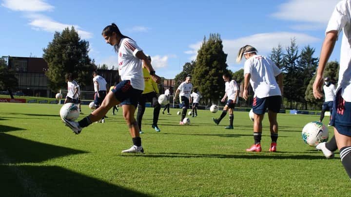 サッカー コロンビア代表チームのインスタグラム：「📽️ La Selección Colombia Femenina de mayores completó un nuevo día de trabajo en su ciclo de preparación en la sede deportiva de la FCF en Bogotá 🌄  Mira cómo entrenan nuestras guerreras ⚽🏃‍♀️  👇👇👇  #VamosColombia 🇨🇴」