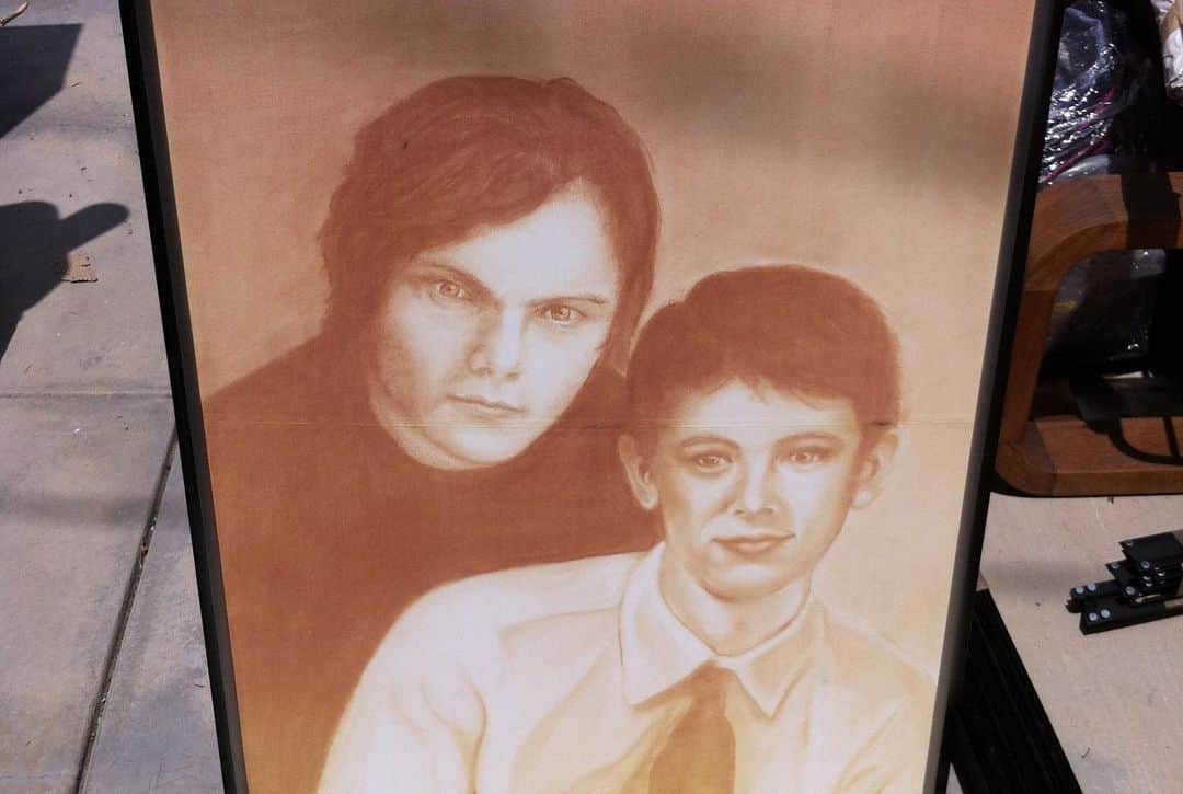 コリン・ハンクスのインスタグラム：「Yesterday was the 19th anniversary of the theatrical release of Orange County. Quite frankly, that is insane. Can't remember if I've told this story or not but I used to have this bit of memorabilia that some might recognize from the movie. The plan was to hold onto it for a stupid amount of time and then give it to @jackblack as a gift at some point. Sadly, it got warped in storage a few years ago and couldn't be saved. The painting is literally based on my senior year photo and one of Jack's early headshots. I was told by @spellnospell, our production designer, that he had found a portrait artist that makes everyone look slightly alien and thought it would be funny if it was part featured prominently in the Brumder home. Nailed it.」
