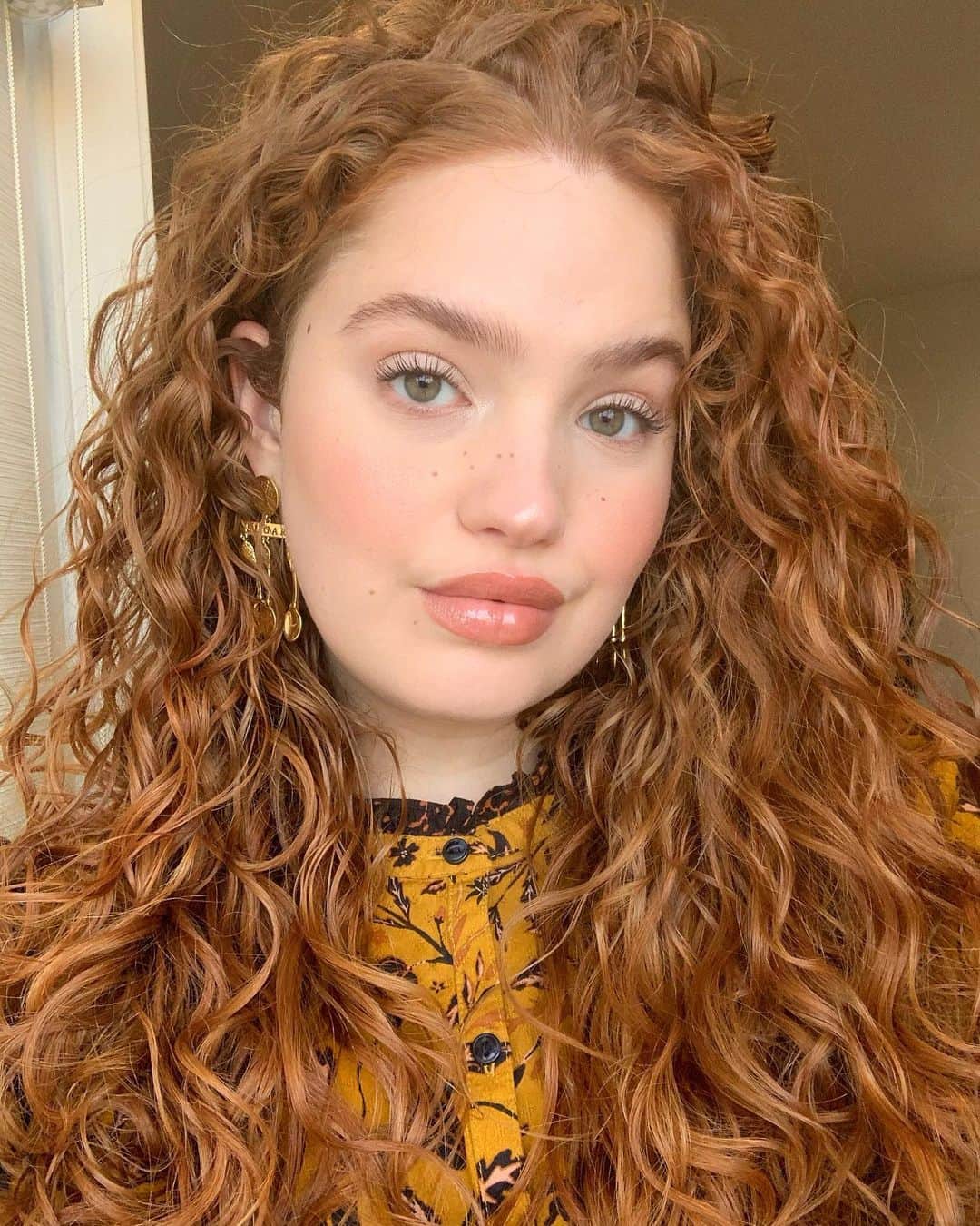 ブリー・キッシュのインスタグラム：「there’s always a lot of talk about skincare vs makeup.. but why not wear makeup that has skincare benefits? @joahbeauty products are vegan + cruelty-free and keep your skin looking like GLASS ✨ i love makeup that gives me a healthy glow, but makeup that doubles as skincare is even better. use code Breekish30 to get 30% off your purchase! 🤩 #ad #JOAHBeauty」