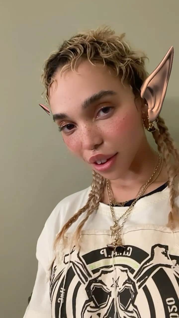 FKAツイッグスのインスタグラム：「snip snip bish 🧚🏽‍♀️ @rio_hair」