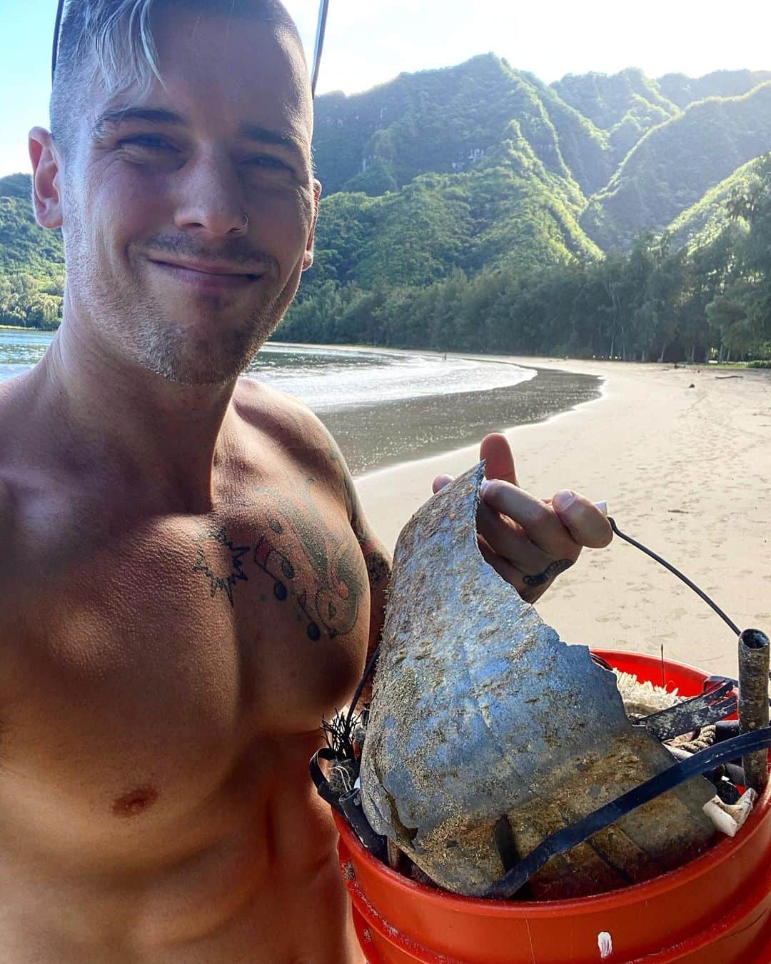 ザッキー・ヴェンジェンスのインスタグラム：「A bucket a day to keep the plastic away ♻️ #doingmypart #savetheplanet #beachcleanup」