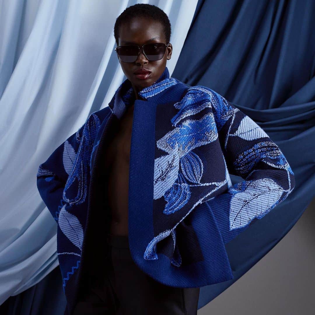 サルヴァトーレ・フェラガモのインスタグラム：「New Year, New Look. Classic iconography of Ferragamo foulards finds expression on a canvas dynamic foulard-inspired collection.」