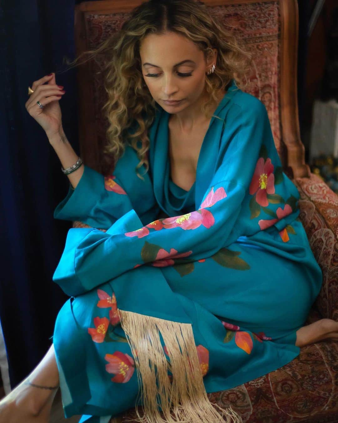 ウィンターケイトのインスタグラム：「Living in the Maxi Robe, our current HOH x Revolve fav 🖤」