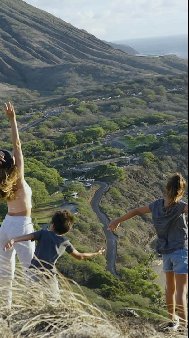 Mieのインスタグラム：「大自然を感じながらカラダを動かすのって本当に気持ちがいい！ ハナウマ湾は数ヶ月の間一般の入場が不可になっていたから、さらにさらに海が透き通っていたように見えました✨ 目の前にはココヘッド、色んな種類の植物も見えて🙏 早朝スタート、日の出の優しい太陽の光と自然の空気を全身に浴びながら子供たちとお散歩😉💙 とはいっても子供たちはサクサク登ってくのに、わたしはぜいぜい言いながら登るという、、、なんとも情けない感じ😵でも上り坂って心臓や肺を鍛えられる感じで好き✌️  今日は朝からトレーニングをして、頭も心も目覚めさせたおかげで、自分で言うのもなんだけど、、、冴えてる😎🤣  いい1日にしようね🙌🏾💙  #ハワイ　#ハナウマベイ　#editedbymie  #ハワイ動画　#音ありで見てね　#ハワイをお届け」