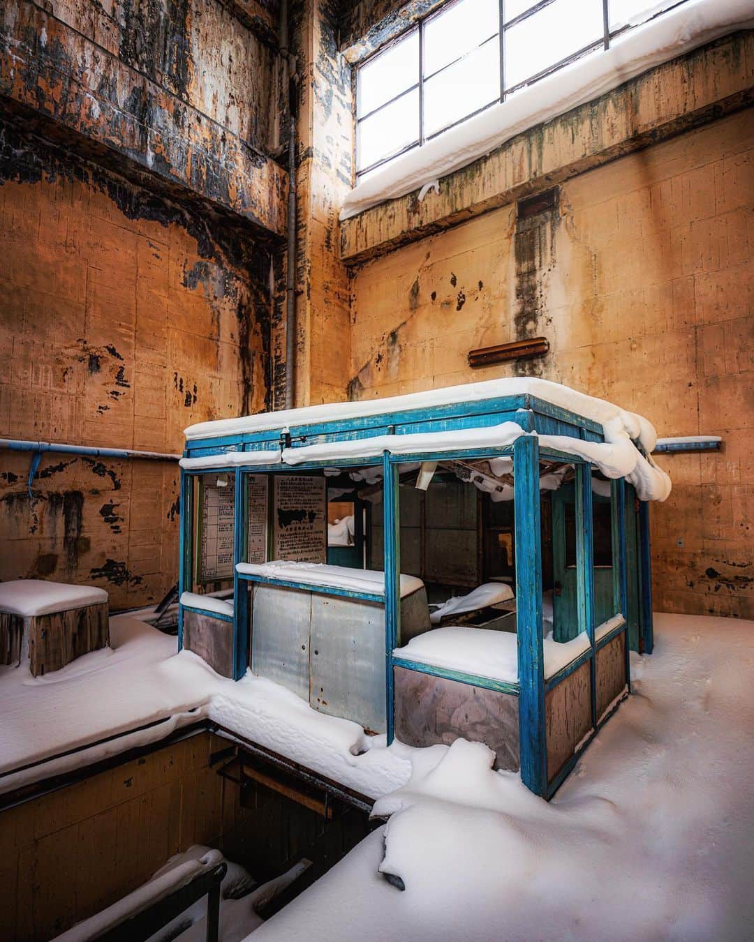 啝 （わ）のインスタグラム：「Control room of Abandoned Winding tower in winter 𓆲 𓆲 𓆲 #abandonedafterdark #urbex_supreme #desertedplaces #abandon_seekers_ #urbex_regards #welcometwoneverland #kings_abandoned #abandonedcentral #the_urbex_institute #renegade_abandoned #rsa_preciousjunk #glitz_n_grime #gotrespassing #savethedecay #bandorebelz #abandoned_addiction #abandoned #urbex #global_urbex #urbex_utopia #abandonig #allabandoned #urbex_kings #sombrexplore #grime_lords #urbxtreme #all_is_abandoned #discarded_butnot_forgotten #廃墟 #made_in_decay」