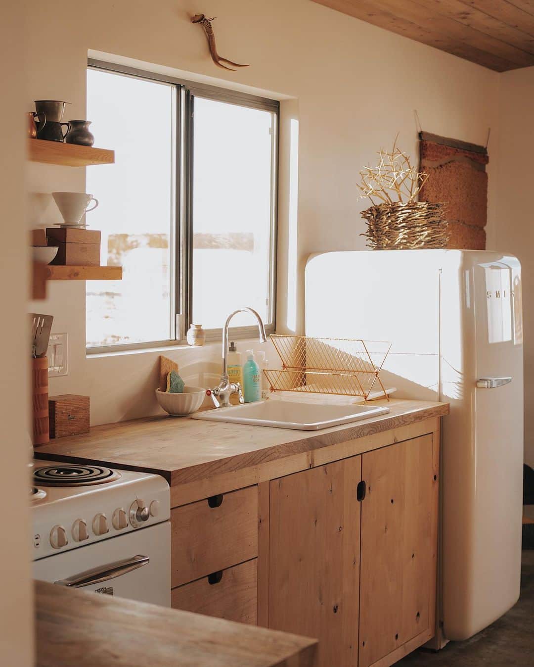 W E Y L I Eさんのインスタグラム写真 - (W E Y L I EInstagram)「Sitting in the vintage kitchen of my dreams! I took my first solo trip of the year to @joshuatreecabin and it was everything I dreamed of! I journaled, cooked the most delicious spaghetti 🍝, went for a walk in the desert, and just sat in silence & listened to the wind. I feel inspired to create again and I’m hopeful for what’s to come in 2021.   Also, this was one of my favorite Airbnb experiences! The host allows a 3-day break between guests and it’s tucked away in a secluded property. I was surrounded by panoramic views of Joshua Tree and the mountains. I vlogged my trip too and can’t wait to show you!」1月13日 7時09分 - weylie