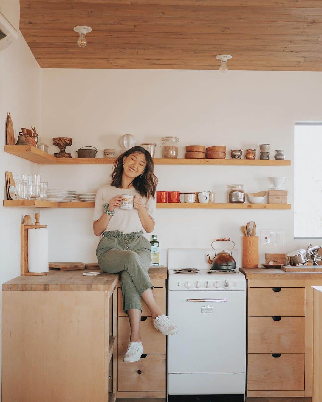 W E Y L I Eのインスタグラム：「Sitting in the vintage kitchen of my dreams! I took my first solo trip of the year to @joshuatreecabin and it was everything I dreamed of! I journaled, cooked the most delicious spaghetti 🍝, went for a walk in the desert, and just sat in silence & listened to the wind. I feel inspired to create again and I’m hopeful for what’s to come in 2021.   Also, this was one of my favorite Airbnb experiences! The host allows a 3-day break between guests and it’s tucked away in a secluded property. I was surrounded by panoramic views of Joshua Tree and the mountains. I vlogged my trip too and can’t wait to show you!」