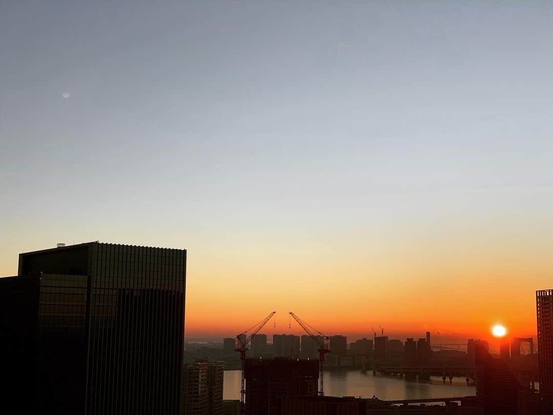 夏木マリさんのインスタグラム写真 - (夏木マリInstagram)「#いまそら #sunrise  #tokyo  朝起きたら 空をみるの.......  今日もきれい〜」1月13日 7時04分 - mari_natsuki