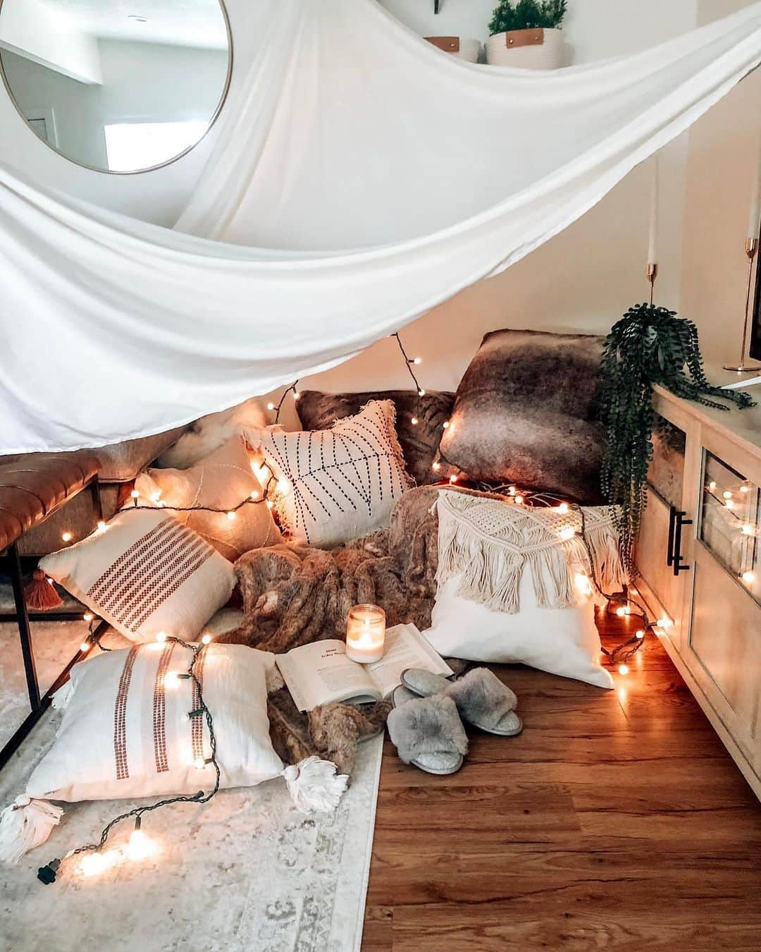 HomeGoodsさんのインスタグラム写真 - (HomeGoodsInstagram)「Love is...curling up in your cozy reading nook 📚 #LoveIsHomeGoods (📸: @recoveryhomedesign, @bethkellmer, @leslie_paint_it_black)」1月13日 7時05分 - homegoods