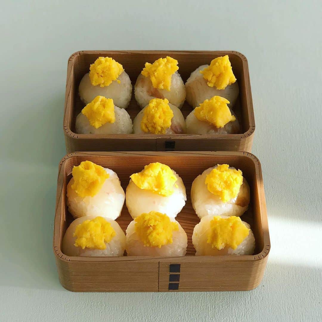 のインスタグラム：「メンテナンスレシピ04🥚 ひとくち黄身寿司 折り箱の中に、まるで花が咲いたよう。 ひと足お先に春を感じるお寿司。  「デルメッドスタイル」の連載更新です。  @dermed.style のプロフィールから HPアドレスをクリック☝︎して 「メンテナンスごはん」のページを☝︎。  黄身寿司ファンです。 酢と昆布で〆た魚と 卵の黄身を合わせた味わいは 美しいし、上等な味わい。  自宅で作るならラップでキュッと絞る 手まり寿司にするととても簡単です。 ぜひ、ご覧ください。  #dermedstyle  #デルメッドスタイル」