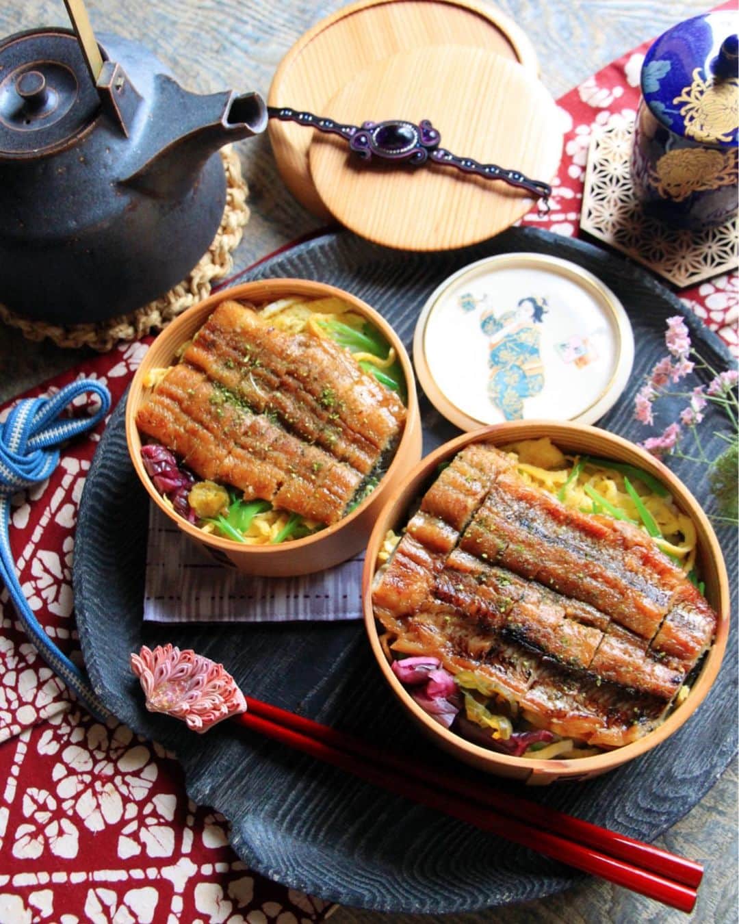 Sayaka.Mさんのインスタグラム写真 - (Sayaka.MInstagram)「. una-juu  marinated eel over a box of rice  #japanesefood . 先日の時短弁当はふるさと納税の 鰻をつかったお弁当で🍱 #鰻重 #うな重 . さてー今日の分のお弁当作り開始 . 使用品は#楽天roomに載せてます  (プロフィール下にリンクあり) . . =============== 私のお弁当の記録は My lunch records. 我的便当记录 제 도시락의 기록 ↓↓↓ #sayaka弁当 =============== . #お弁当 #わっぱ弁当 #お弁当箱 #和食ごはん #和食 #和食献立 #和食ランチ #札幌ママ#北海道ママ #おうちごはん #おうち時間 #お昼が楽しみになるお弁当 #フーディーテーブル #おべんたぐらむ #食べらさってる #おうちごはんlover #お昼ご飯 #お昼ごはん #ごちそうさまでした #いってらっしゃい #札幌 #うなぎ #うなぎ弁当 #時短料理 #新春ほろ酔いキャンペーン」1月13日 7時05分 - insta.sayaka