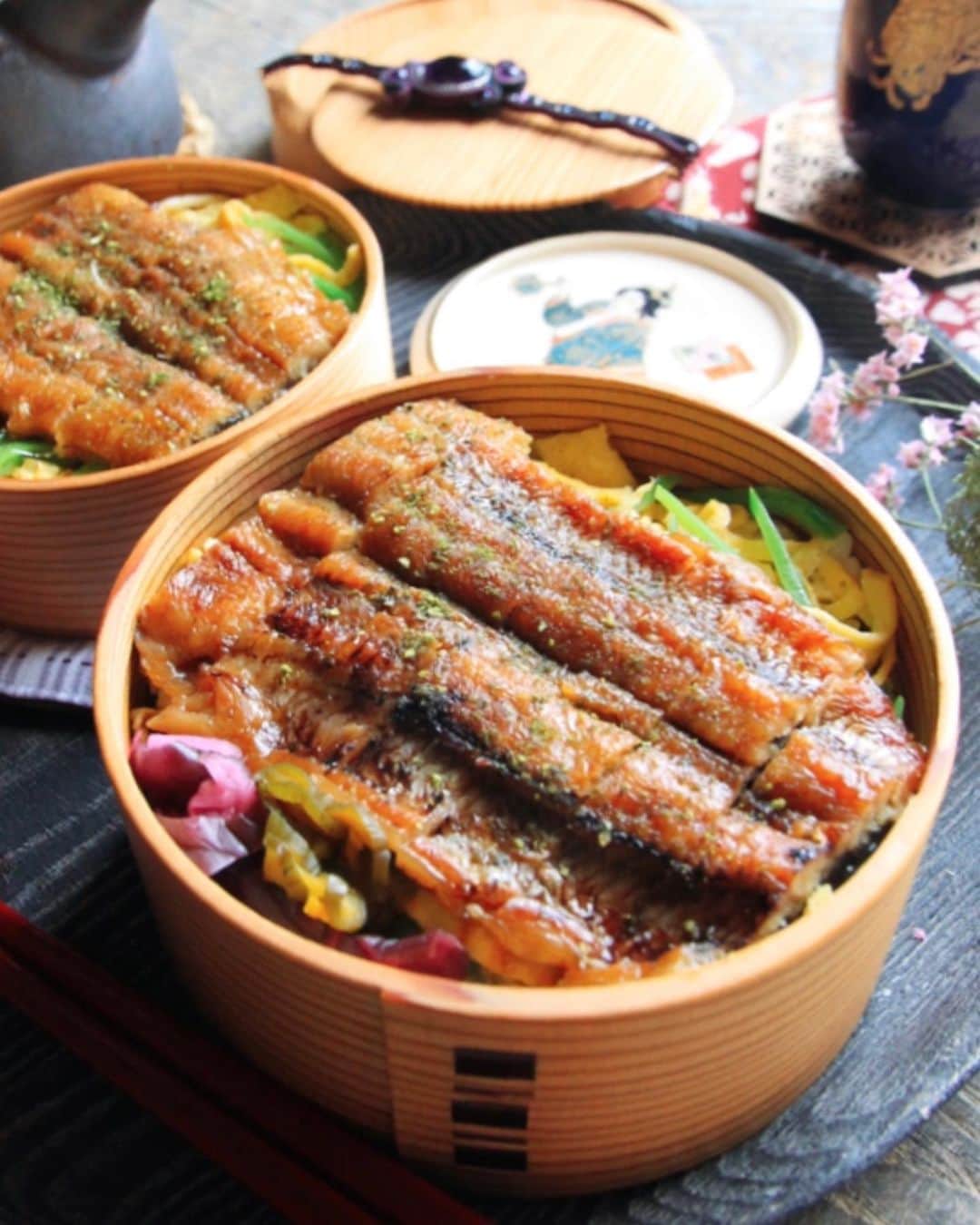 Sayaka.Mさんのインスタグラム写真 - (Sayaka.MInstagram)「. una-juu  marinated eel over a box of rice  #japanesefood . 先日の時短弁当はふるさと納税の 鰻をつかったお弁当で🍱 #鰻重 #うな重 . さてー今日の分のお弁当作り開始 . 使用品は#楽天roomに載せてます  (プロフィール下にリンクあり) . . =============== 私のお弁当の記録は My lunch records. 我的便当记录 제 도시락의 기록 ↓↓↓ #sayaka弁当 =============== . #お弁当 #わっぱ弁当 #お弁当箱 #和食ごはん #和食 #和食献立 #和食ランチ #札幌ママ#北海道ママ #おうちごはん #おうち時間 #お昼が楽しみになるお弁当 #フーディーテーブル #おべんたぐらむ #食べらさってる #おうちごはんlover #お昼ご飯 #お昼ごはん #ごちそうさまでした #いってらっしゃい #札幌 #うなぎ #うなぎ弁当 #時短料理 #新春ほろ酔いキャンペーン」1月13日 7時05分 - insta.sayaka