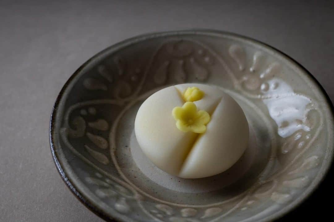 Toru Tsuchieさんのインスタグラム写真 - (Toru TsuchieInstagram)「今日の和菓子はねりきりで作った #蝋梅 です。 ねりきりとは白餡に餅や芋を混ぜて作った和菓子で 茶道 で使われる「主菓子」の一種です。 撮影用に制作しました。  なかなか渋い意匠になってしまいました。 そもそも蝋梅なんてあんまりお菓子で作られることもなかったと思いますが インスタで投稿するネタとしてありがたく使わせていただいております。 地味です。  アマビエと大福のセットの再販開始しました。 またよろしくお願いします。  フェイスブックページのいいね！もよろしくお願いします。 https://www.facebook.com/shishisu/ I would like a job request from you. Today's wagashi is #Japanese #allspice with Nerikiri. The Nerikiri is the material of wagashi made by mixing the rice cake and yam in white bean. Is a kind of "Jounamagashi" as used in the tea ceremony. The sweets I've made for the shooting. #福泉堂  #和菓子  #出雲 #haru #渋め #梅 #生菓子 #Recrutamento para empregos de meio período #アルバイト募集 #スイーツ #japandesign #eos」1月13日 7時10分 - choppe_tt