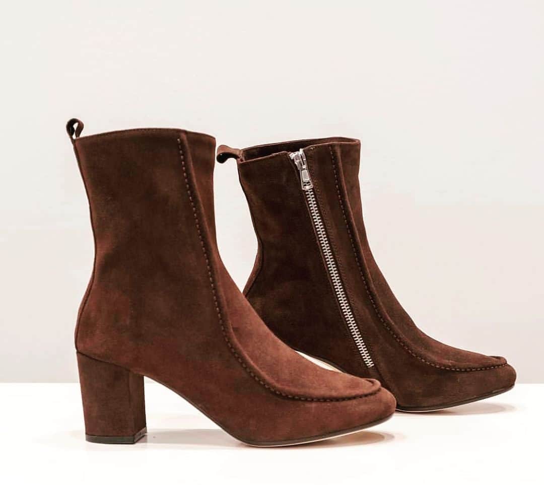 のインスタグラム：「Chocolate suede shoes @espritunique_boutique #collectionpriveeofficial  • • • • • #collectionpriveeaccessories #suede #chocolate #paraboot #womensaccessories #shoes #accessories #bestboutique #arezzo #madeinitaly #shopping #online #artisanal #handmade #shoemaker」