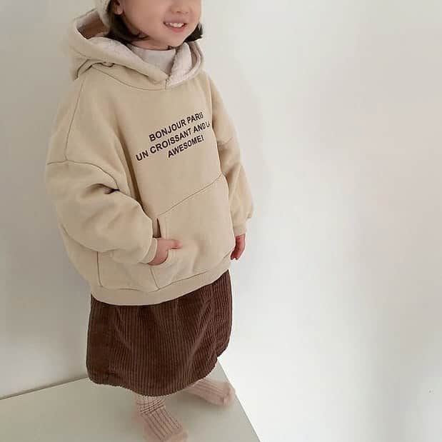 子供服のbig foRE:stさんのインスタグラム写真 - (子供服のbig foRE:stInstagram)「. ロゴポイントパーカー　【T100】  今年は本当に寒いですね❄️  寒い季節にこそ着たい‼︎ ロゴがポイントなパーカー♬  中は裏起毛でフードにはボアがついているので寒い季節でも外で遊ぶ子供にぴったり✨ 防寒でもお洒落が楽しめるアイテムです。 . . . . .  #子供服 #キッズコーデ #韓国子供服 #kidscode #outfit #おでかけコーデ#海外子供服  #おしゃれさんと繋がりたい #kidsjapan #セレクトショップ #女の子コーデ  #男の子コーデ#女の子ママ#男の子ママ#インポート#コドモノ #ベビフル#秋アイテム#冬アイテム#お洒落さんとつながりたい#親ばか部#子供服通販#ナチュラルコーデ#プチプラ子供服#お洒落キッズ#赤ちゃんがいる生活#ママリ#子育てグラム#キッズボア#キッズパーカー」1月13日 7時22分 - olpemi_