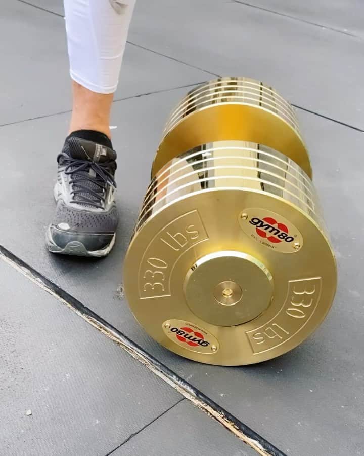 ドルフ・ラングレンのインスタグラム：「Where else could you find a pair of golden dumbbells but at Golds Gym Venice... only 330lbs each👊🏻」