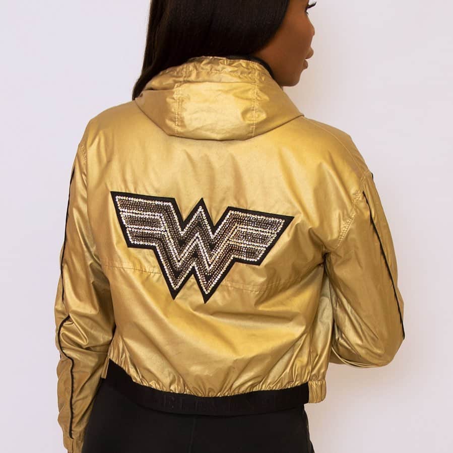 ビーナス・ウィリアムズのインスタグラム：「✨A little gold armor seemed appropriate to take on the world in 2021✨ ⠀⠀⠀⠀⠀⠀⠀⠀⠀⠀⠀⠀ @wonderwoman GIVEAWAY for 5 lucky superheroes. Enter to win yours! ⬇️    TO ENTER: ✔️ Like this photo ✔️ Tag three friends in the comments section ✔️ Must be following @wonderwomanfilm @elevenbyvenus and @venuswilliams—we’ll be checking!  *Winners will be selected at random on 1/14/21, and all entries due by 1/13/21 at 11:59PM. Must be 18 or older to enter and a resident of the U.S. Head to the link in our bio to read the full list of terms and conditions.  GOOD LUCK SUPERHEROES!」