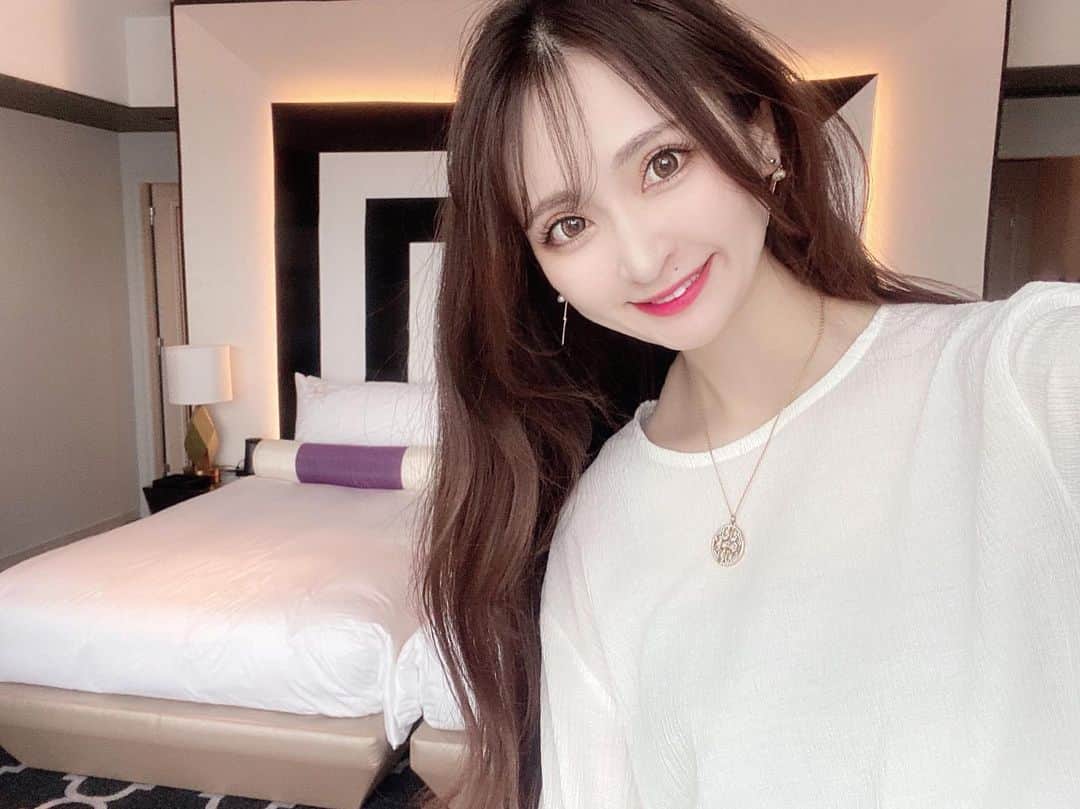 藤後 沙織 とうごさおりのインスタグラム：「おはようございます☻ 毎日寒いですね！！ 自粛な毎日なので、昨年のお写真🍁笑 ・ 脱毛後のお肌ってとっても敏感だから、 冬は夏に比べると紫外線が少なくて脱毛にぴったりな季節だなぁと個人的に思ってる👏 おうち時間が増える毎日だけど、 銀座カラーさんがキャンペーン中で、 契約するとオンラインフィットネス6ヶ月間無料なんだって🧘‍♀️ お肌もツルツルになって、おうちフィットネスまでついてくるなんてすばらしい🤝 無料カウンセリングのご予約は　@ginzacalla_official』の公式アカウントURLからキャンペーンをcheckしてね☻ ・ いろいろ工夫しておうち時間たのしみたいね♥︎ ・  #gm #おはよ #銀座カラー　#脱毛　#全身脱毛　#顔脱毛　#callaPR」
